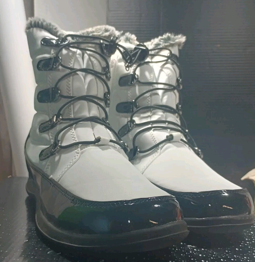 TOTES Jaycee Women Winter Boots Size 10M White Black Waterproof NIB