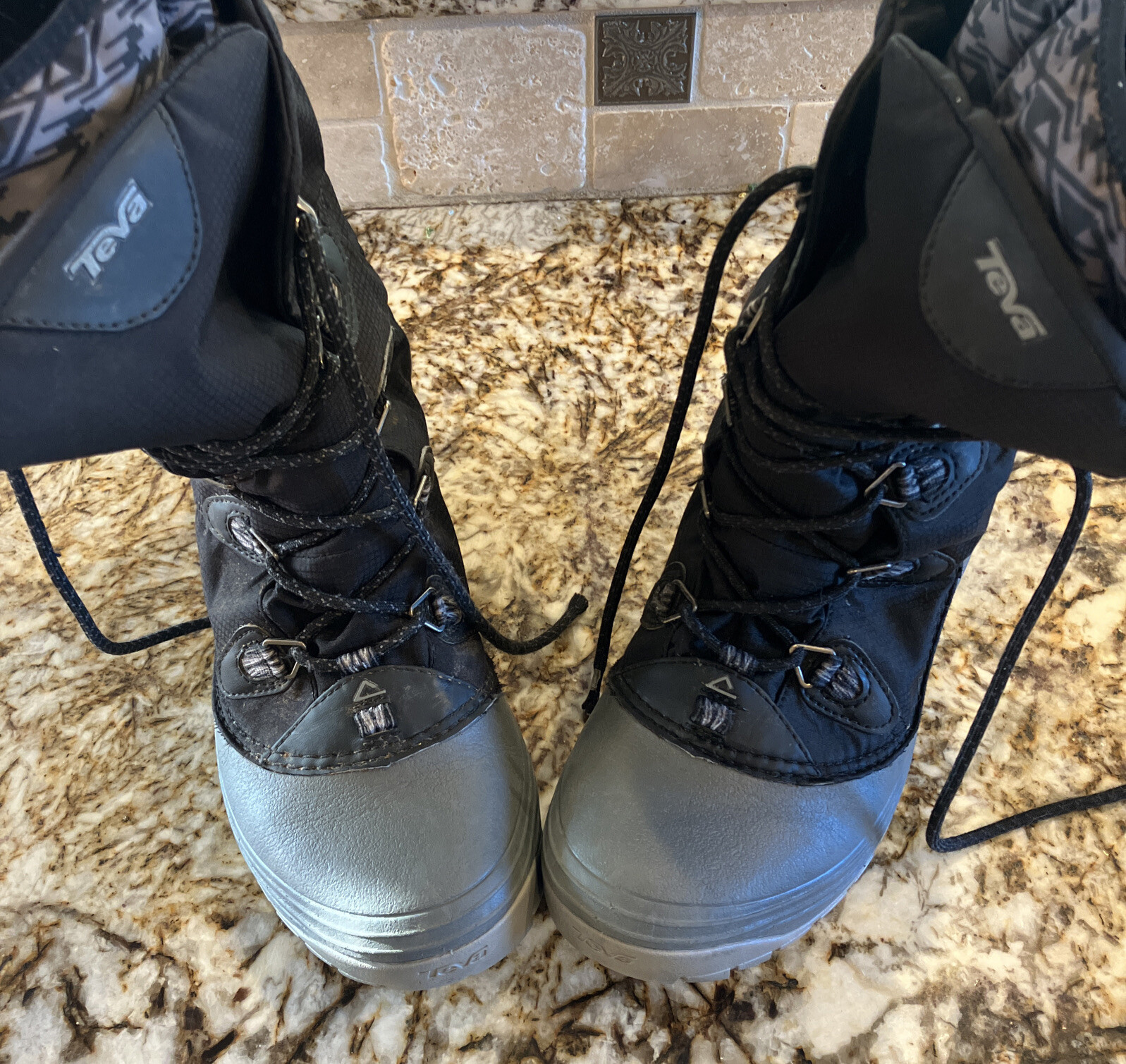 Teva Jordanelle  Black Women Winter Boots US 7 Great shape.