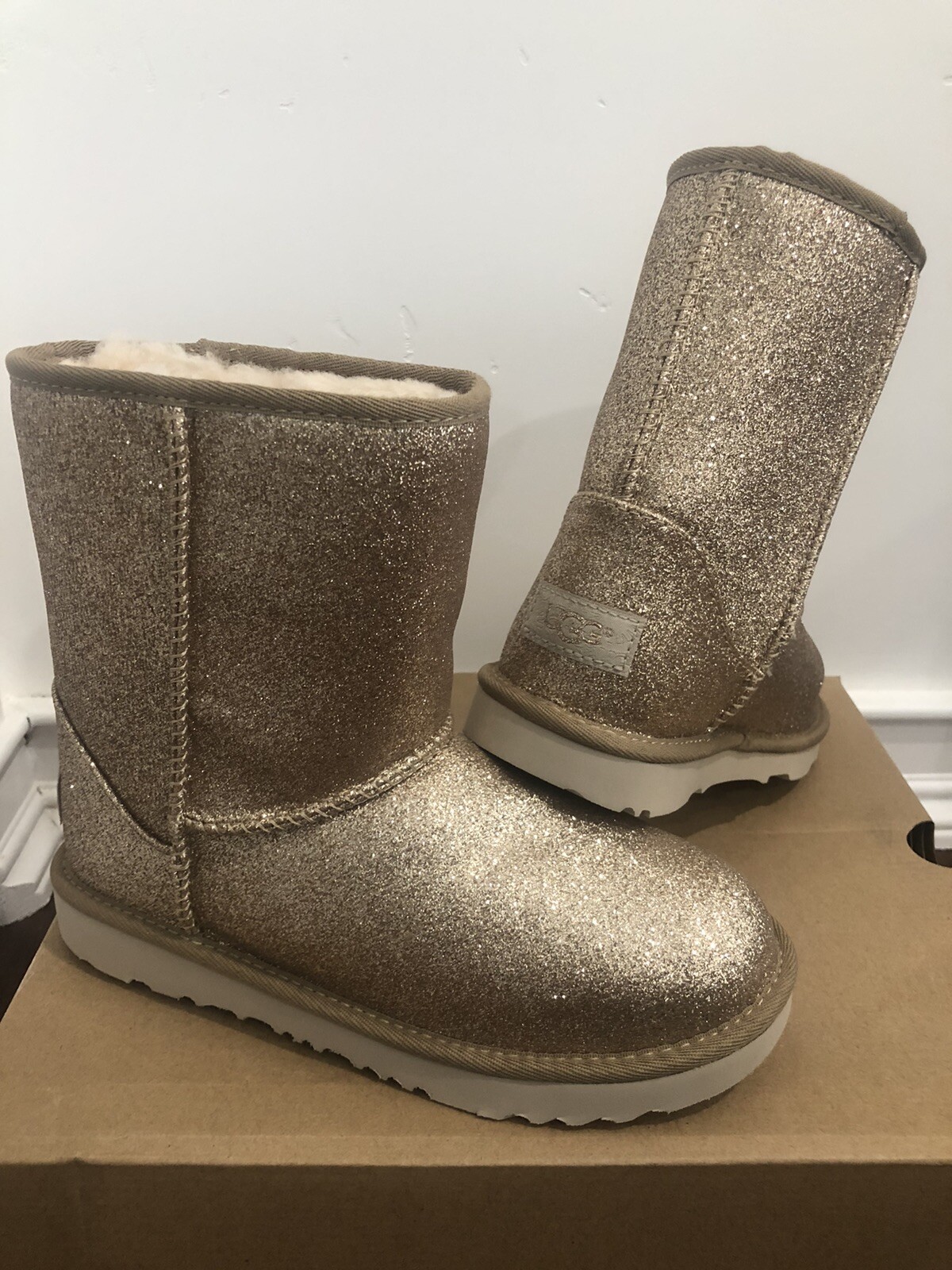 UGG CLASSIC SHORT II GLITTER GOLD GIRLS BOOTS SIZE 4