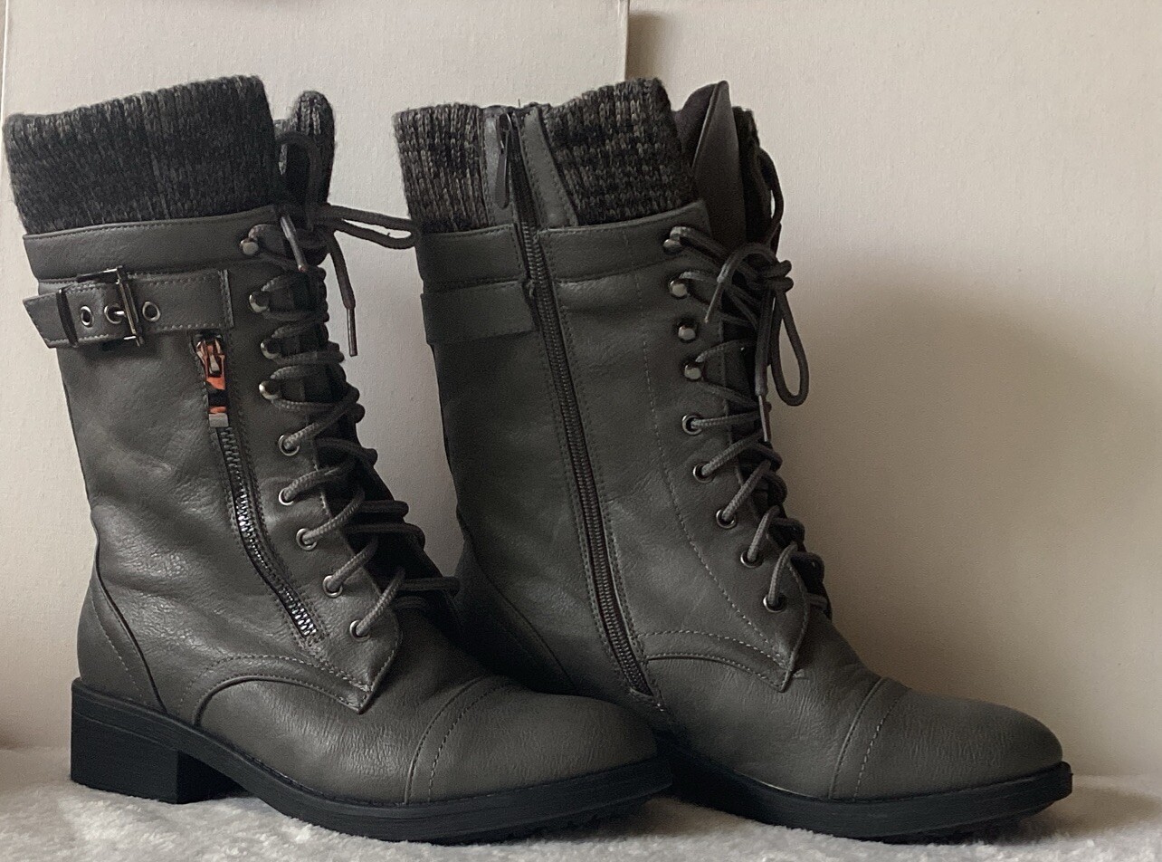 Women Winter Boots Combat Low Heel Lace Up Boots Shoes Size 8- Great Condition