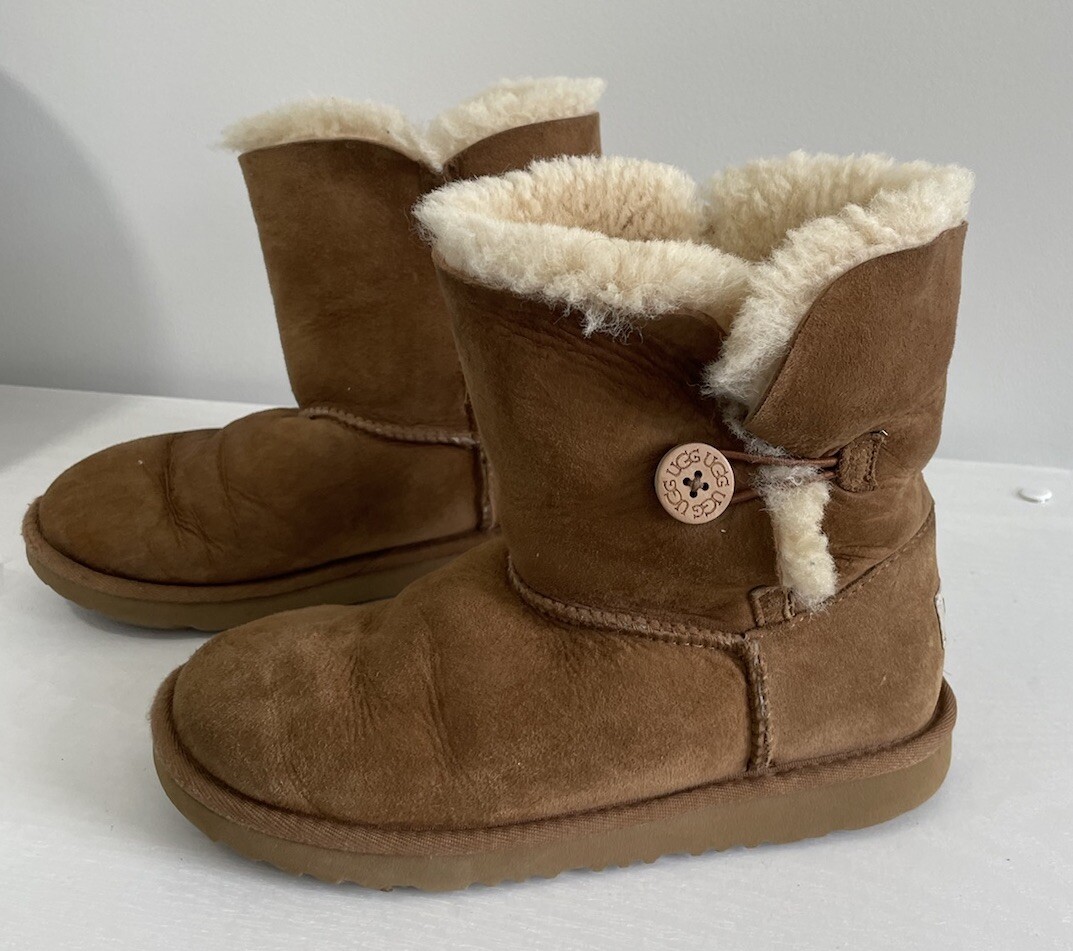 UGG Kids Girls boots size 5 Bailey Button II Suede Chestnut Kids fur lined