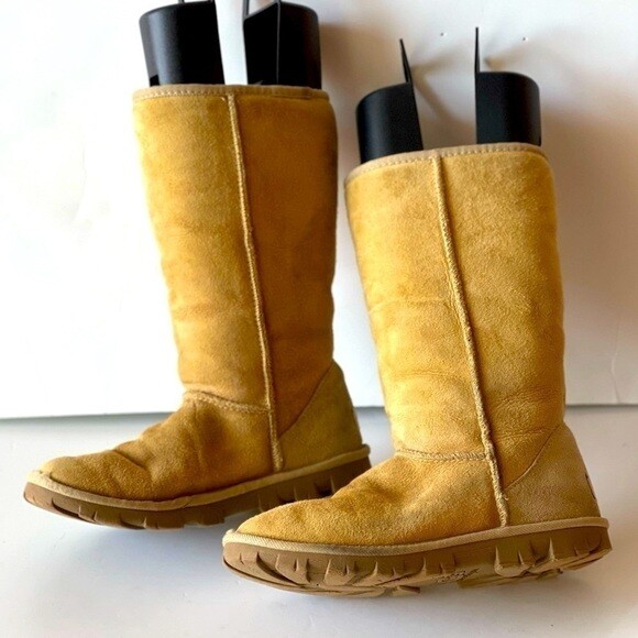 UGG Women’s Brown Tall Boots Sheepskin Suede F8005H, Sz W6