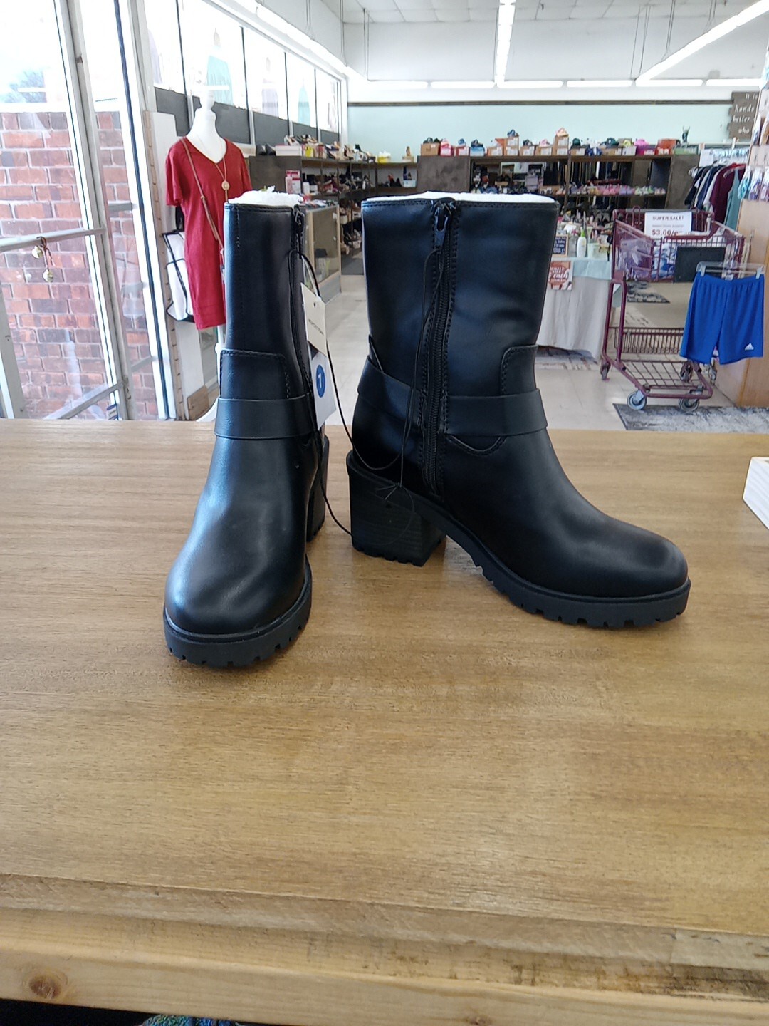 Univeral Tread Women Boots Size7