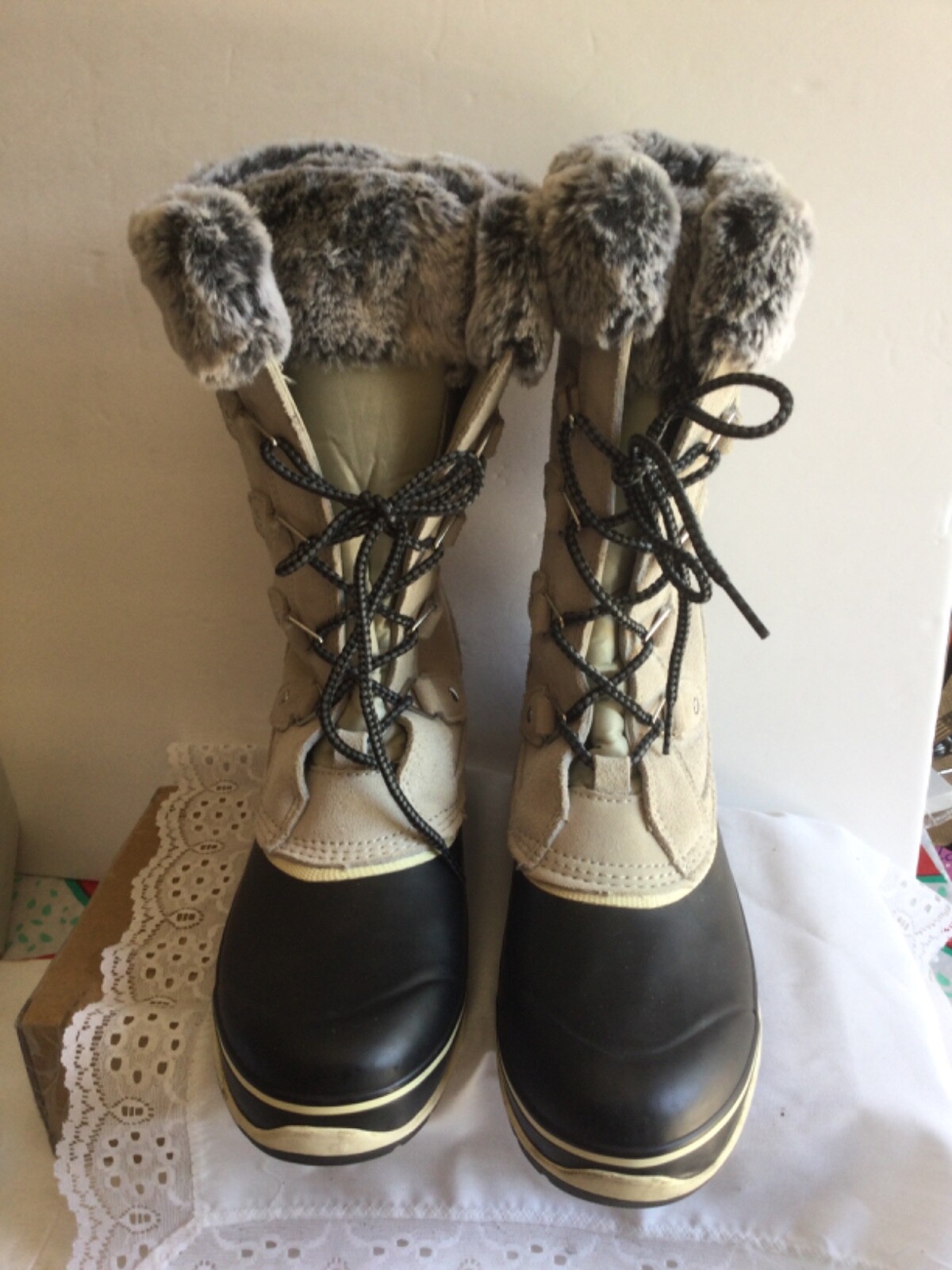 Khombu Emily Women Winter Boots Beige & Black Size 6 M Lace Up Leather Upper