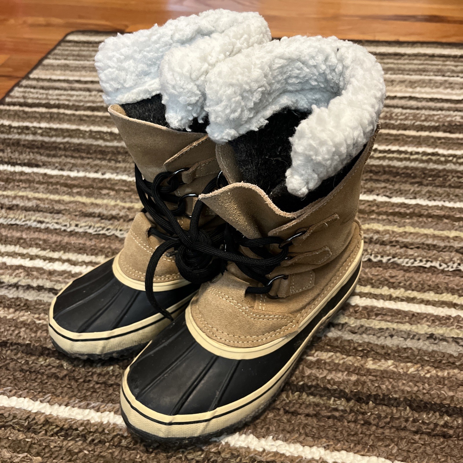 Girls Winter Boots Size 2 Rubber And Leather.