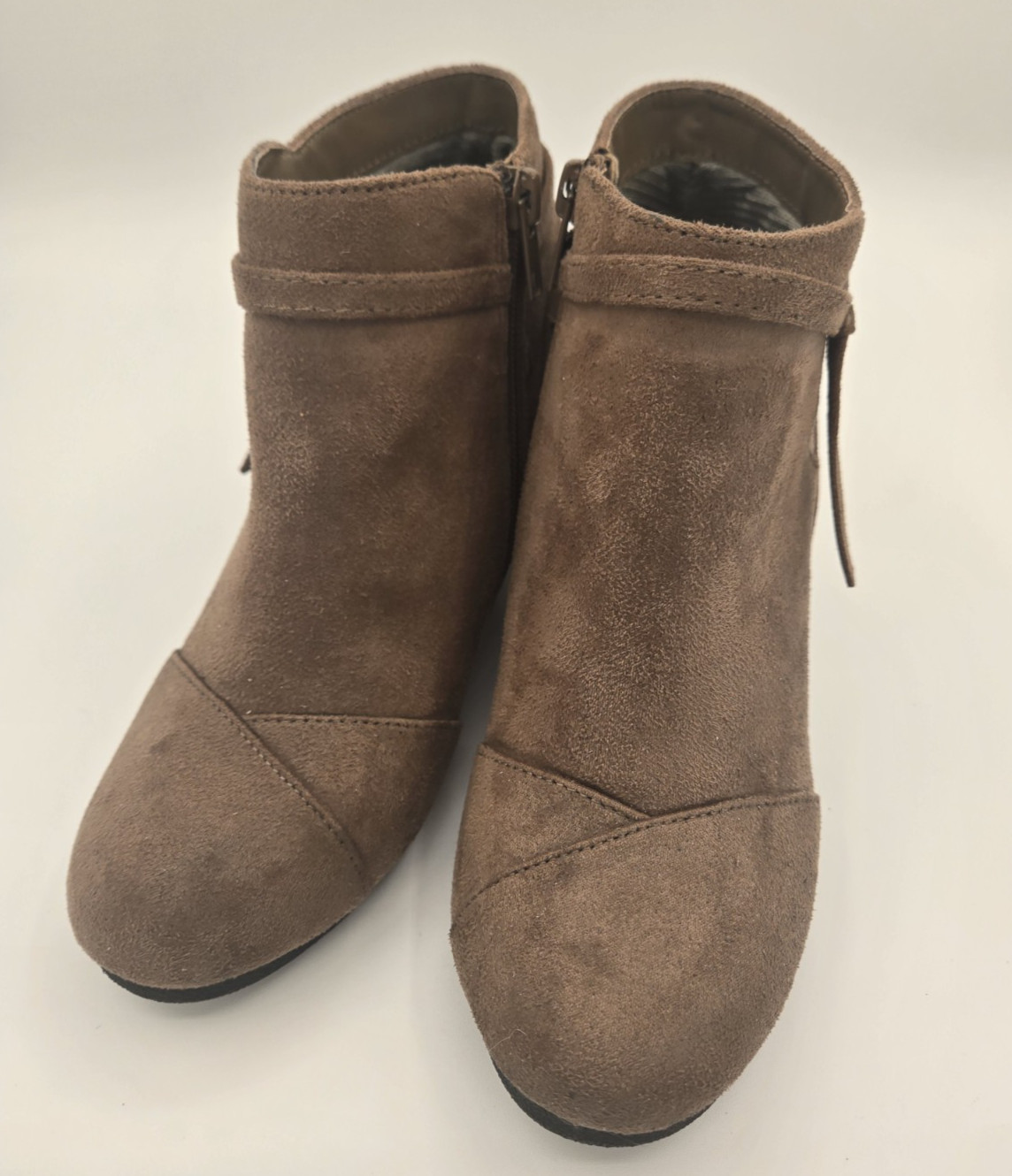 Iris Tie Youth Girls Wedge Ankle Zip Bootie Beige Size 4 Used