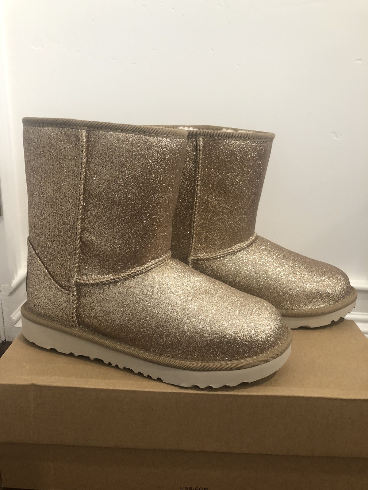 UGG CLASSIC SHORT II GLITTER GOLD GIRLS BOOTS SIZE 5