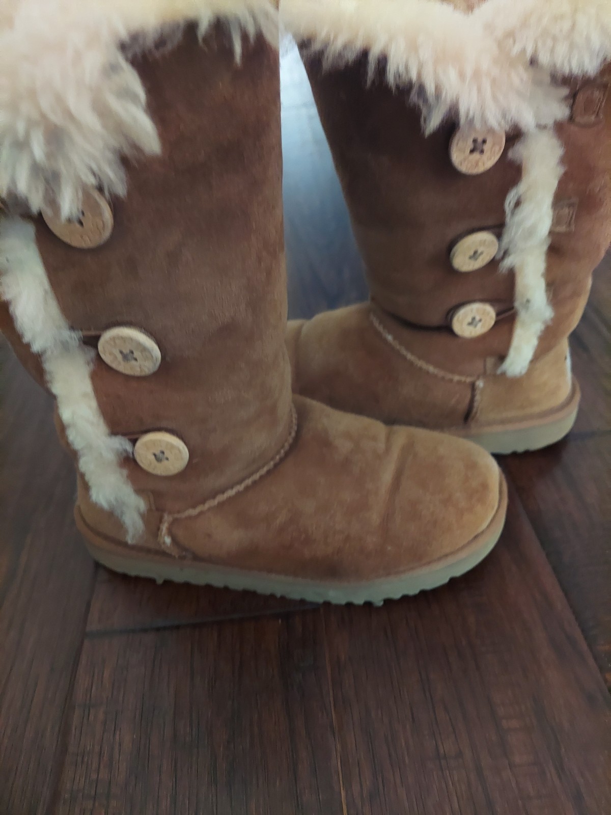 UGG Kids Bailey Button II Suede Chestnut Kids or Girls Boots Size 3