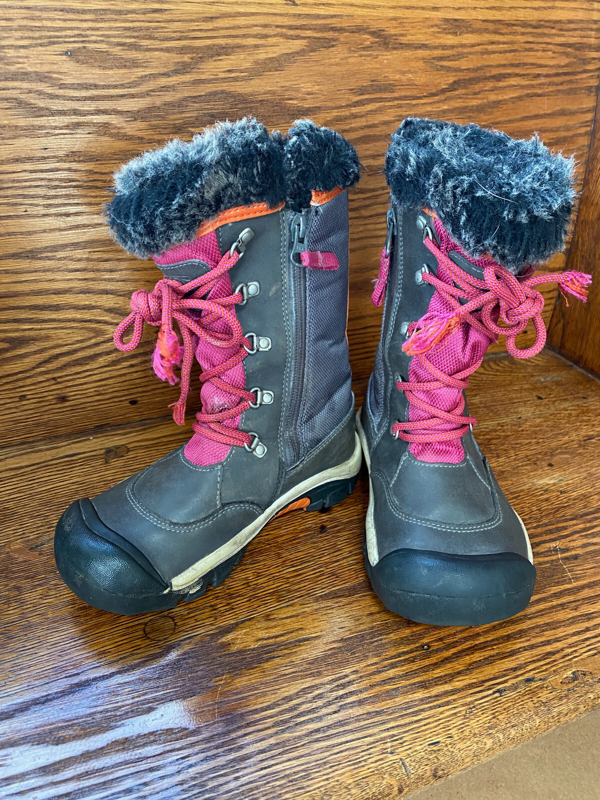 KEEN pre-owned size (1) Girls winter boots