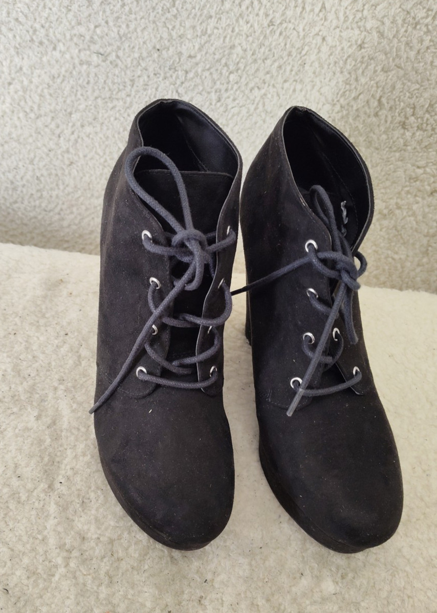 GBG Los Angeles Women Boots 8 Gray Wedge Booties Suede Lace Up Heeled Ankle Shoe