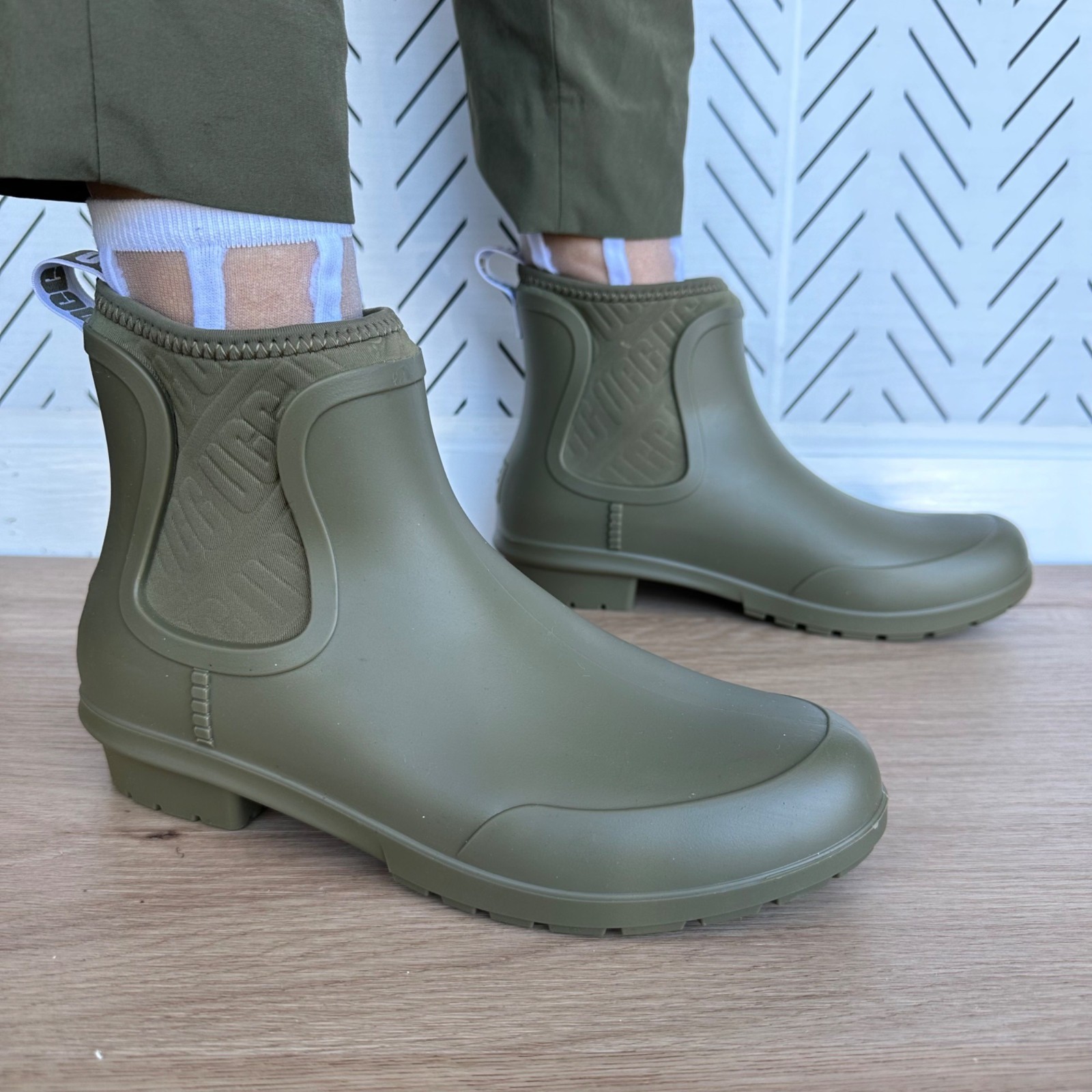🌧️UGG Australia Women Boots Waterproof Rain 7 Chevonne Geniune Sheep Fur Olive