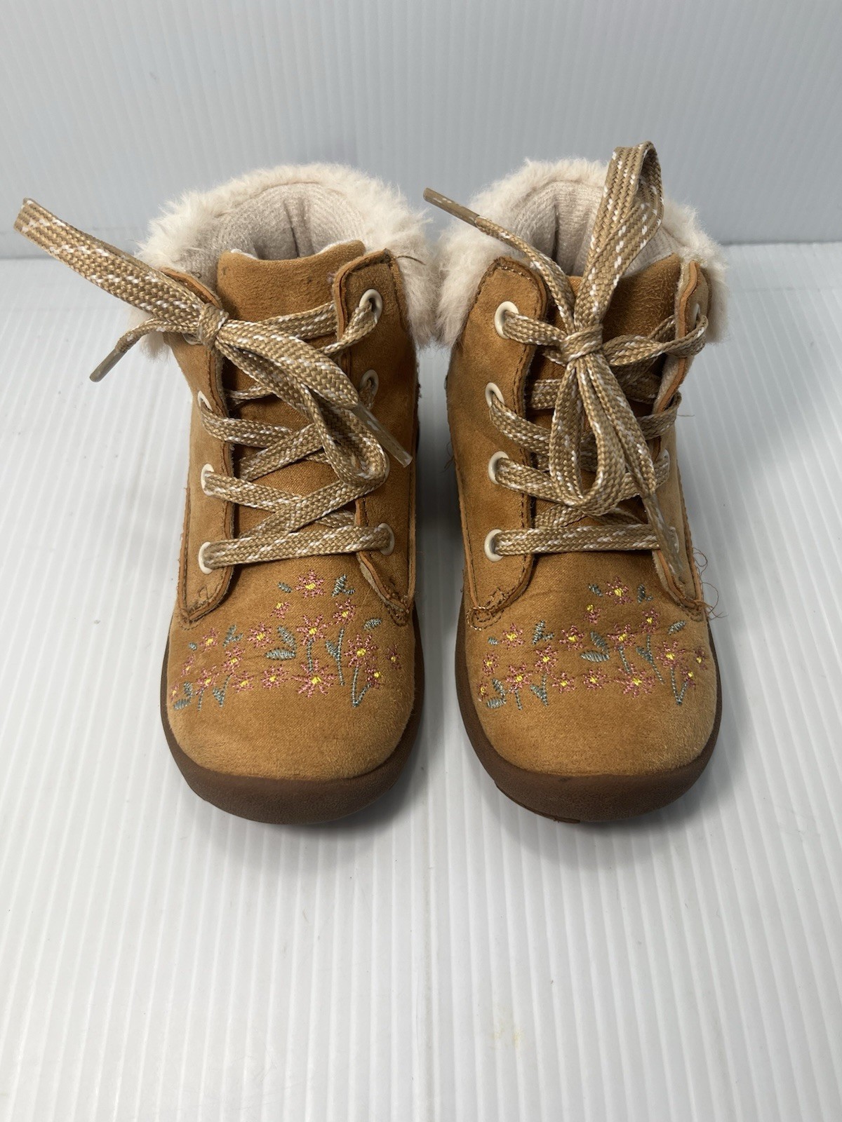 oshkosh b’gosh Tan Boots With Floral Design Embroidery Toddler Size 8M Faux Fur