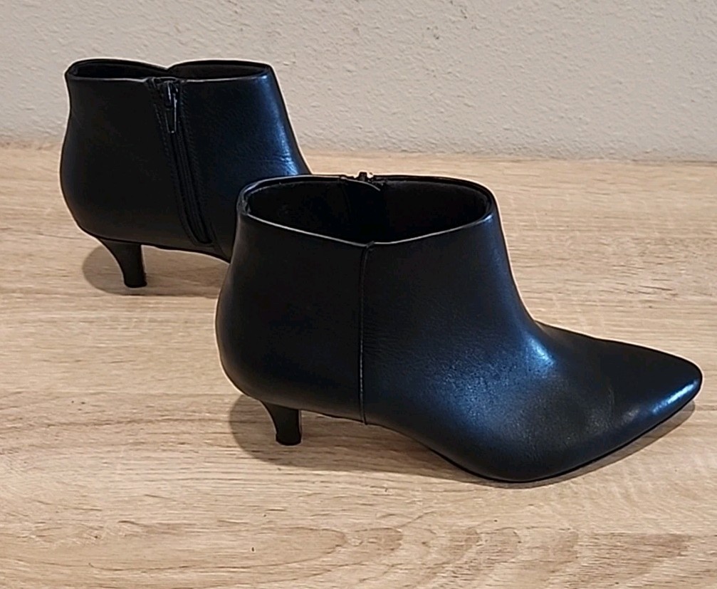 Clarks Linvale Sea Ankle Boots Size 8 M Kitten Heel Black Smooth Leather Zip