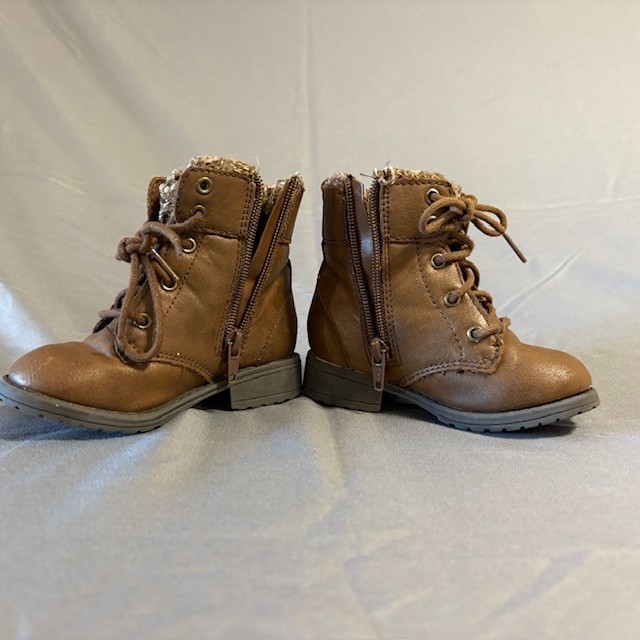 Girls Wonder Nation Size 7 Boots Flexible Non-Marking Tread Laceup Preowned