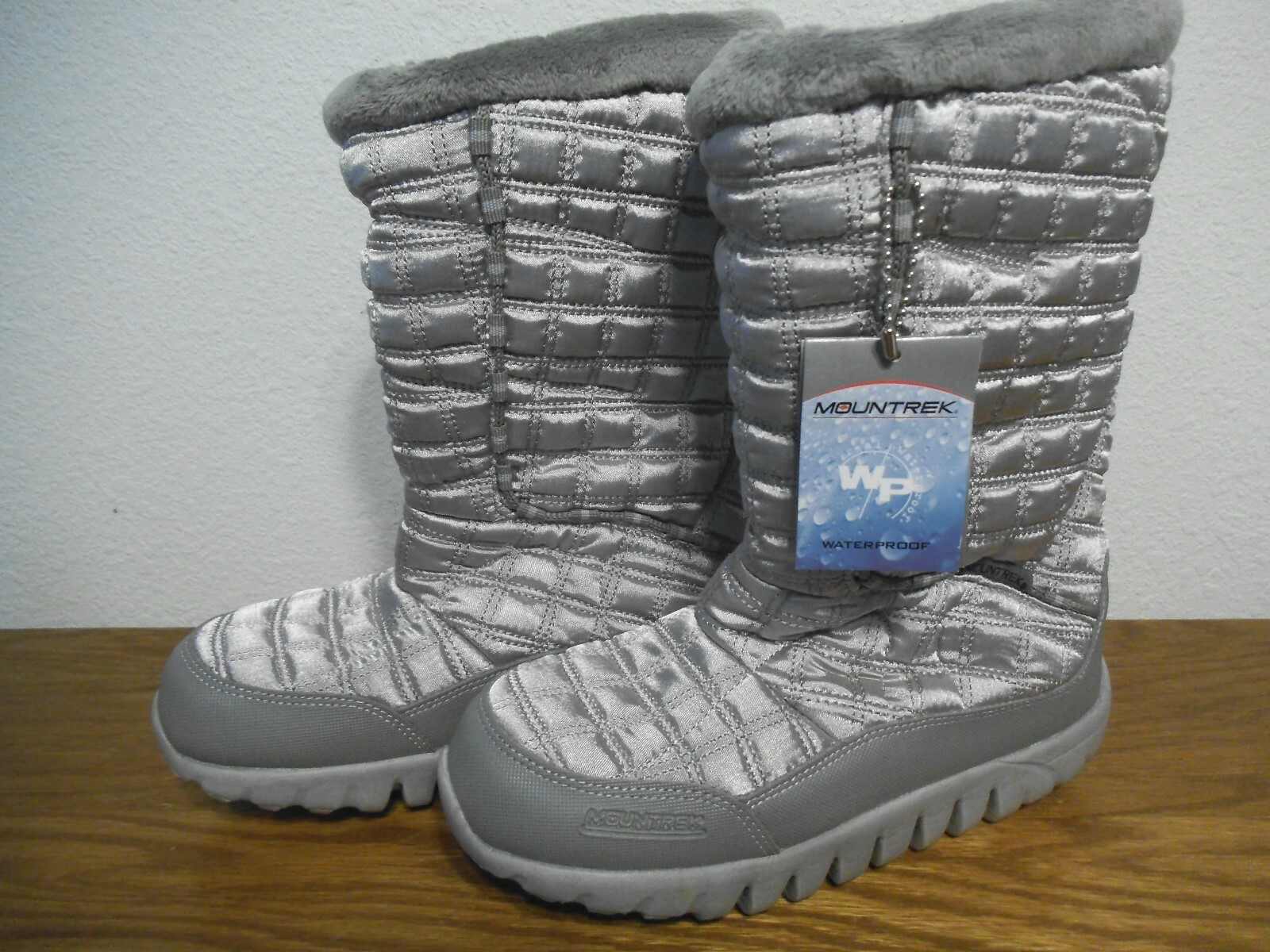 MOUNTREK GIRLS WINTER  BOOTS SIZE 6 NEW SHELF PULLS