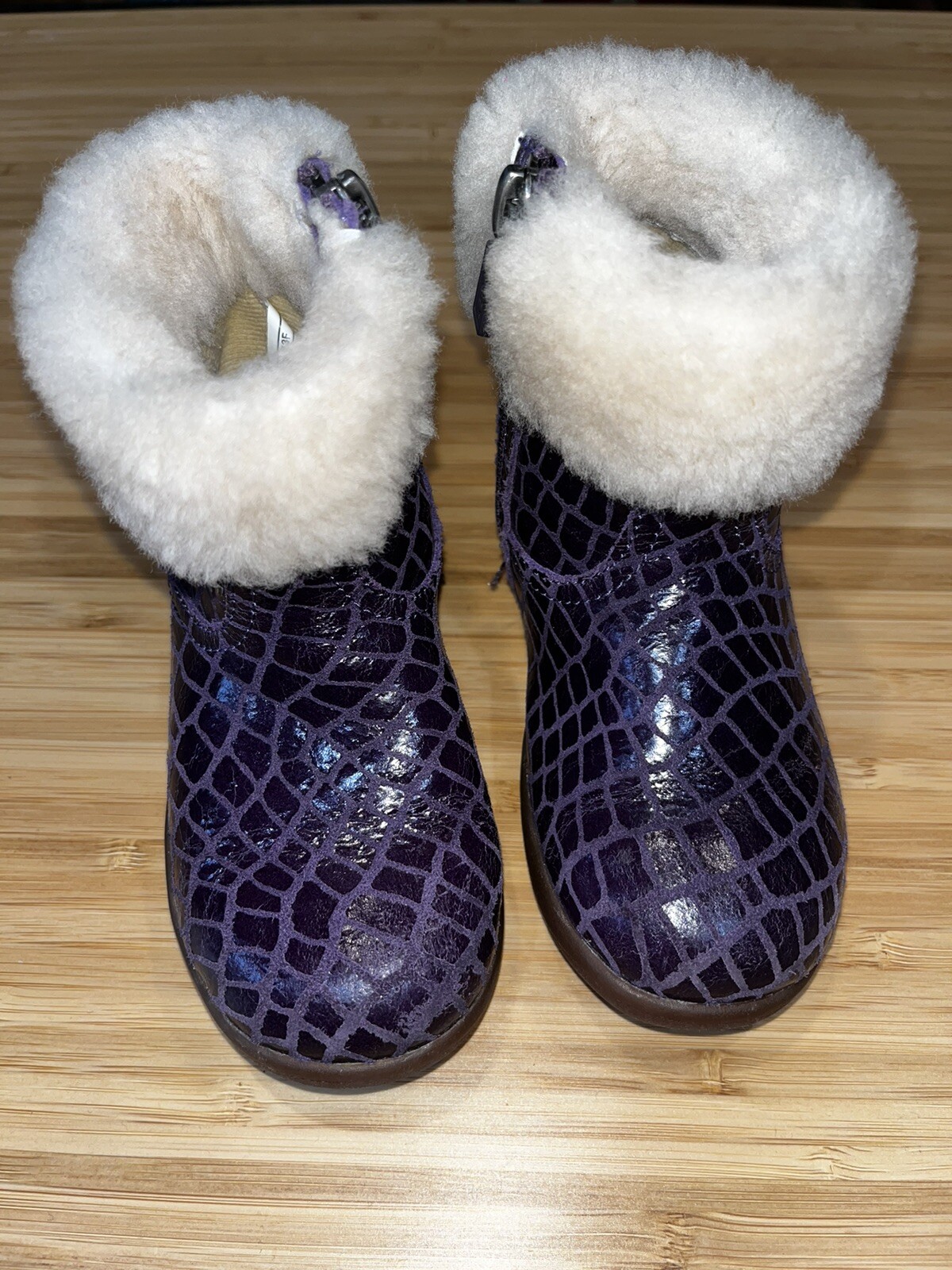 Ugg Girls boots Jorie Croc / girls size 7 / Purple Winter