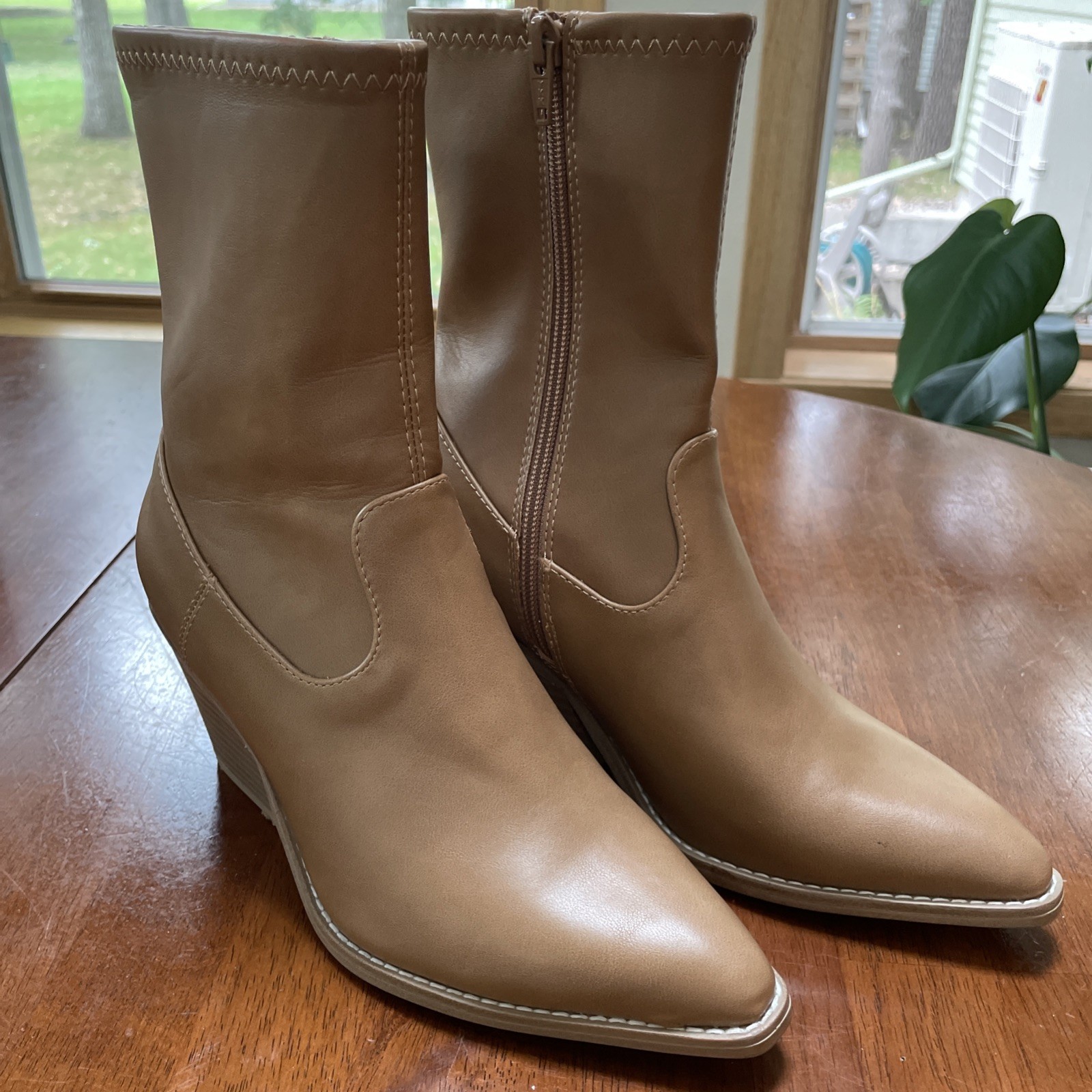 Universal Thread Women Boots Size 6