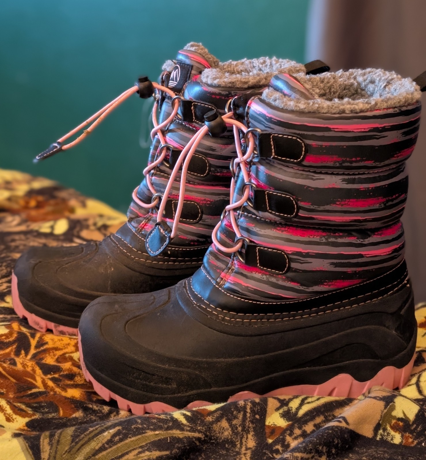 Tamarack Addy Black/Pink  200g Insulated Size 2 Girls Winter Boots- bairly used