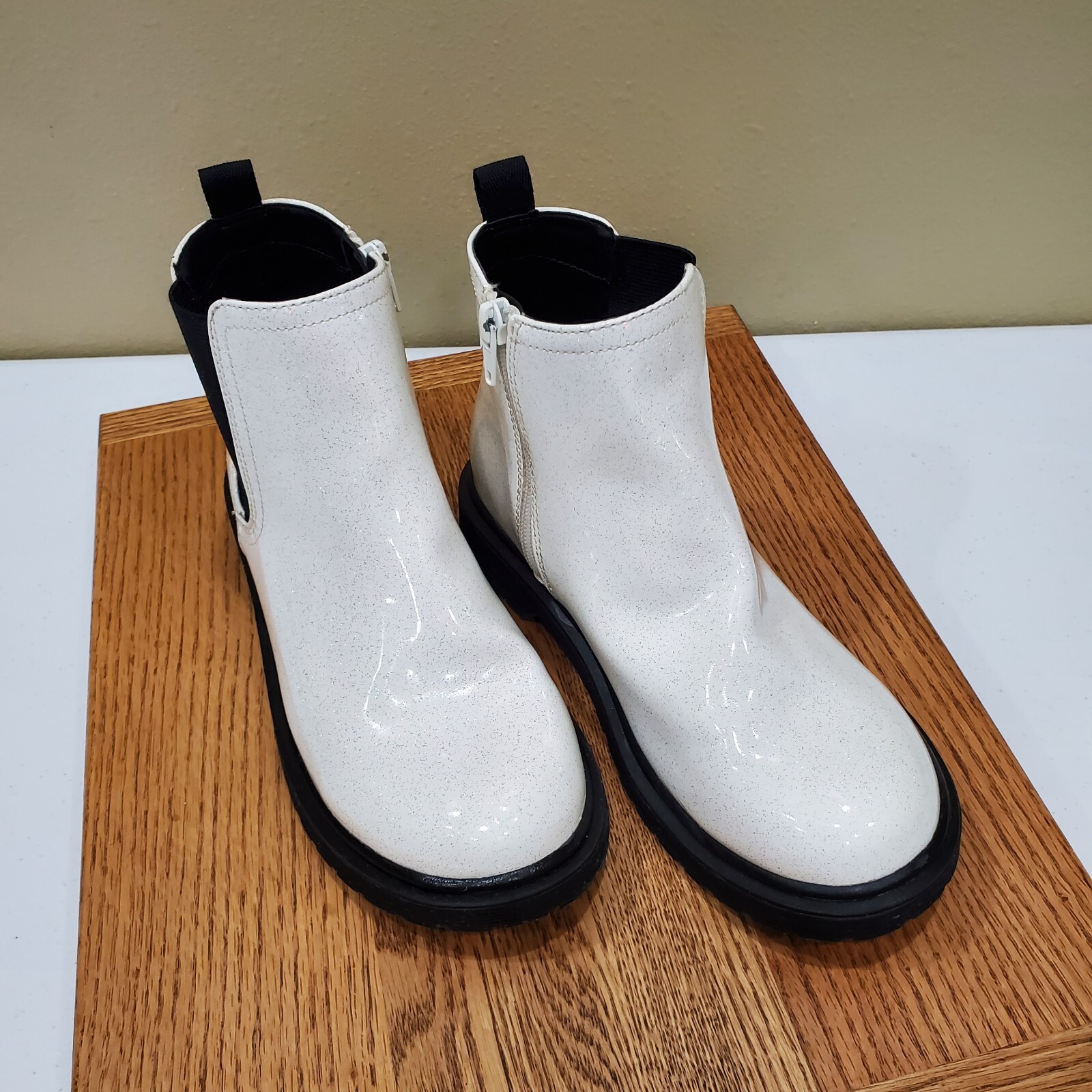 Steve Madden JBlank Girls Boots Size 4 White Iridescent with Black Accents