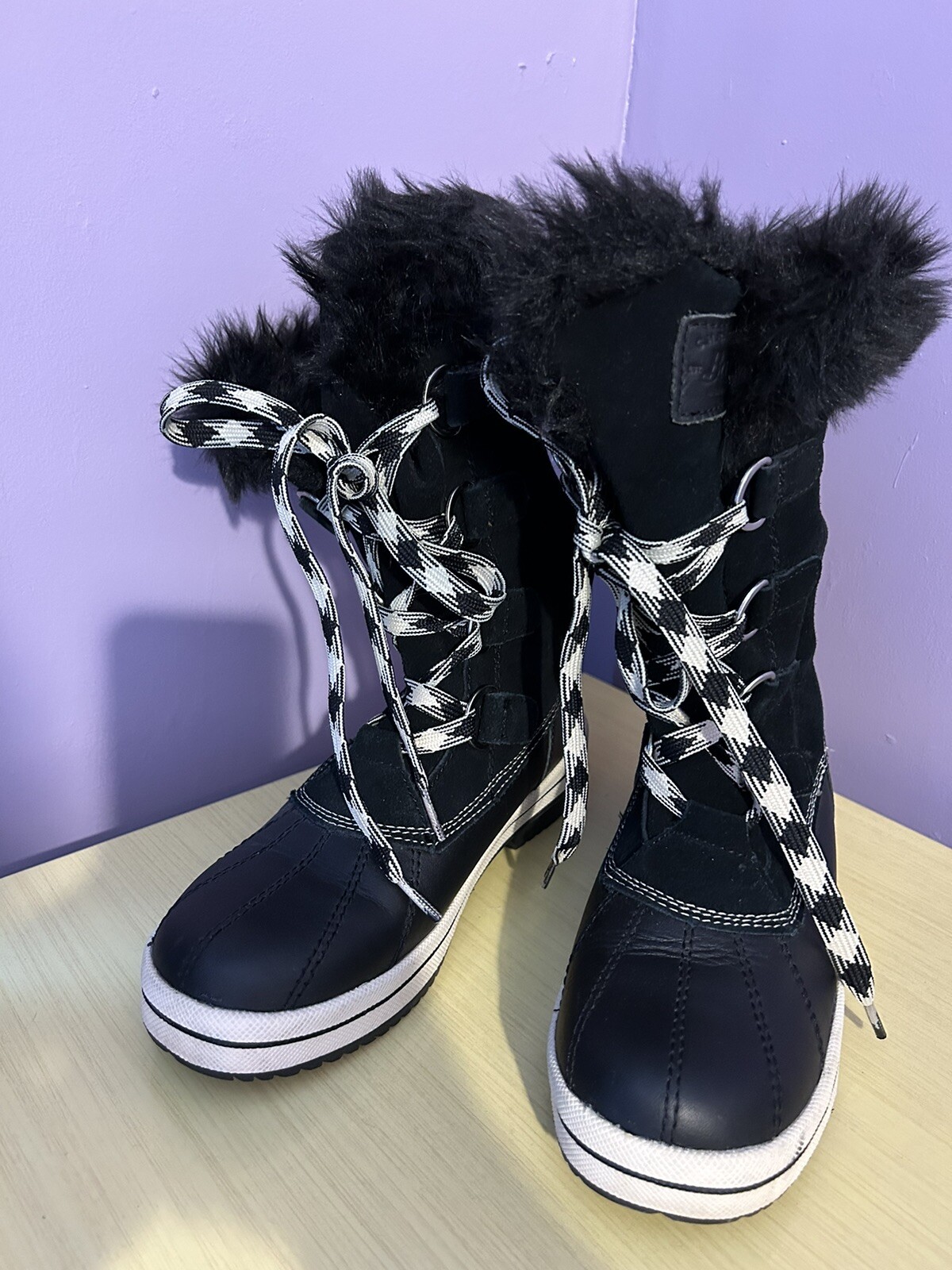 GH Bass Women Winter  Boots  Size 8M Black  Faux Fur Lined Lace Up