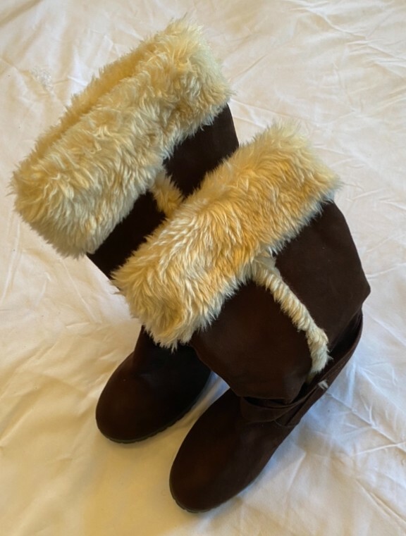 Women boots size 7, Brown, great condition!