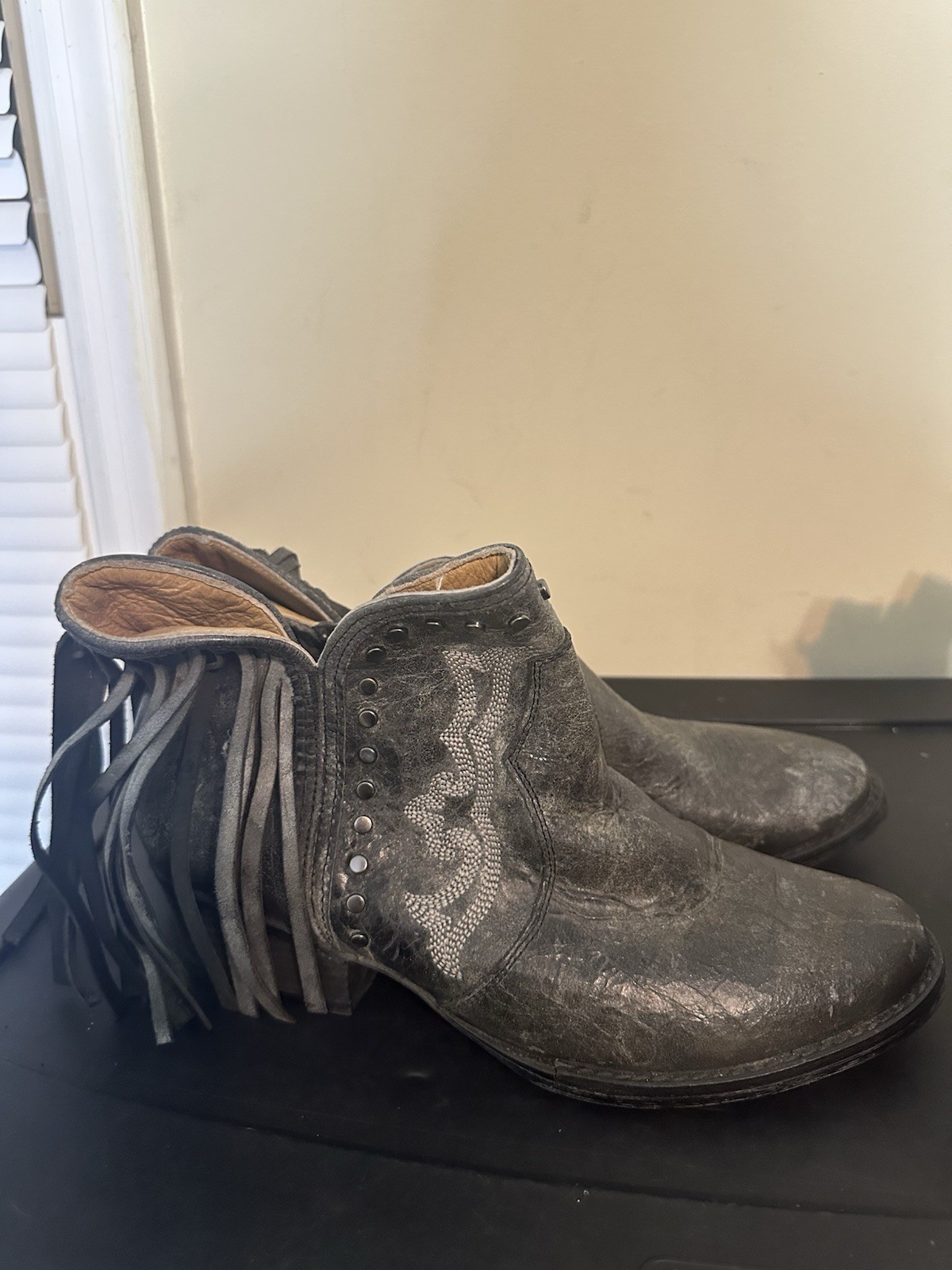 WOMENS STERLING RIVER GRAY FRINGE  SHORT BOOTS SIZE 11