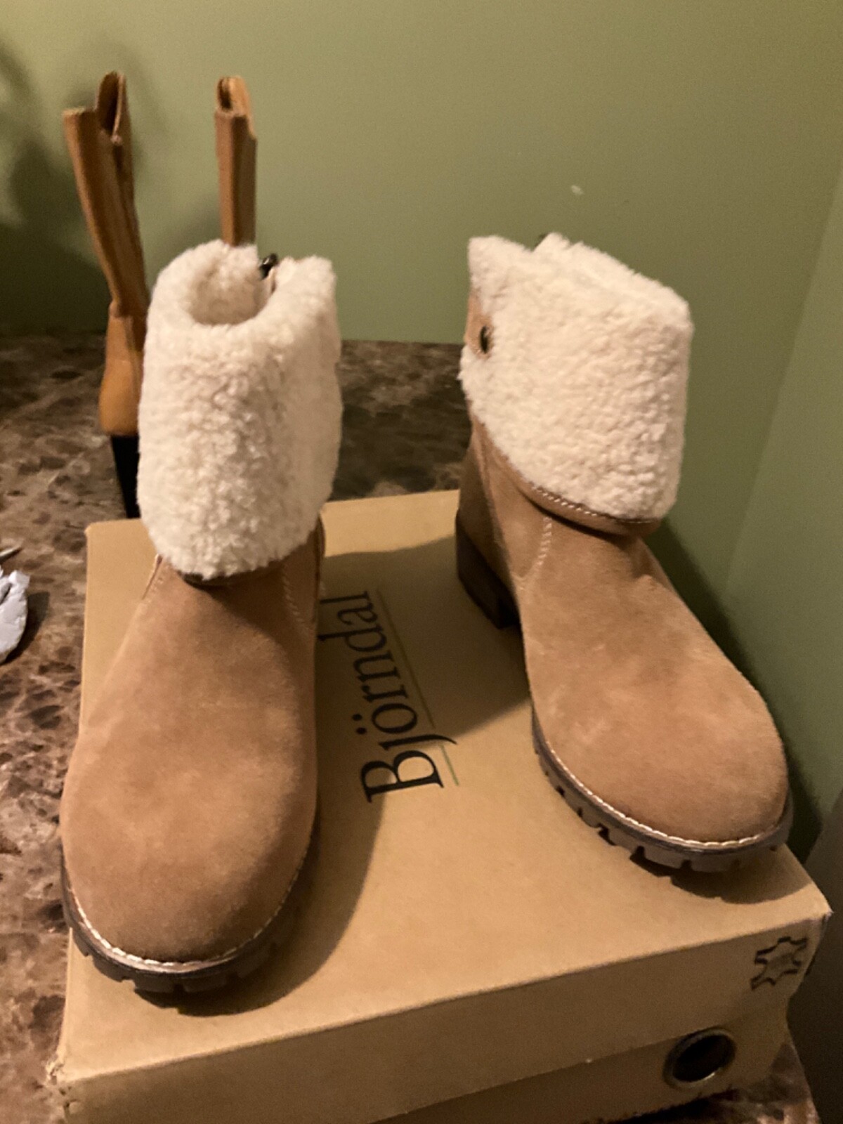 women boots size 6.5 tan