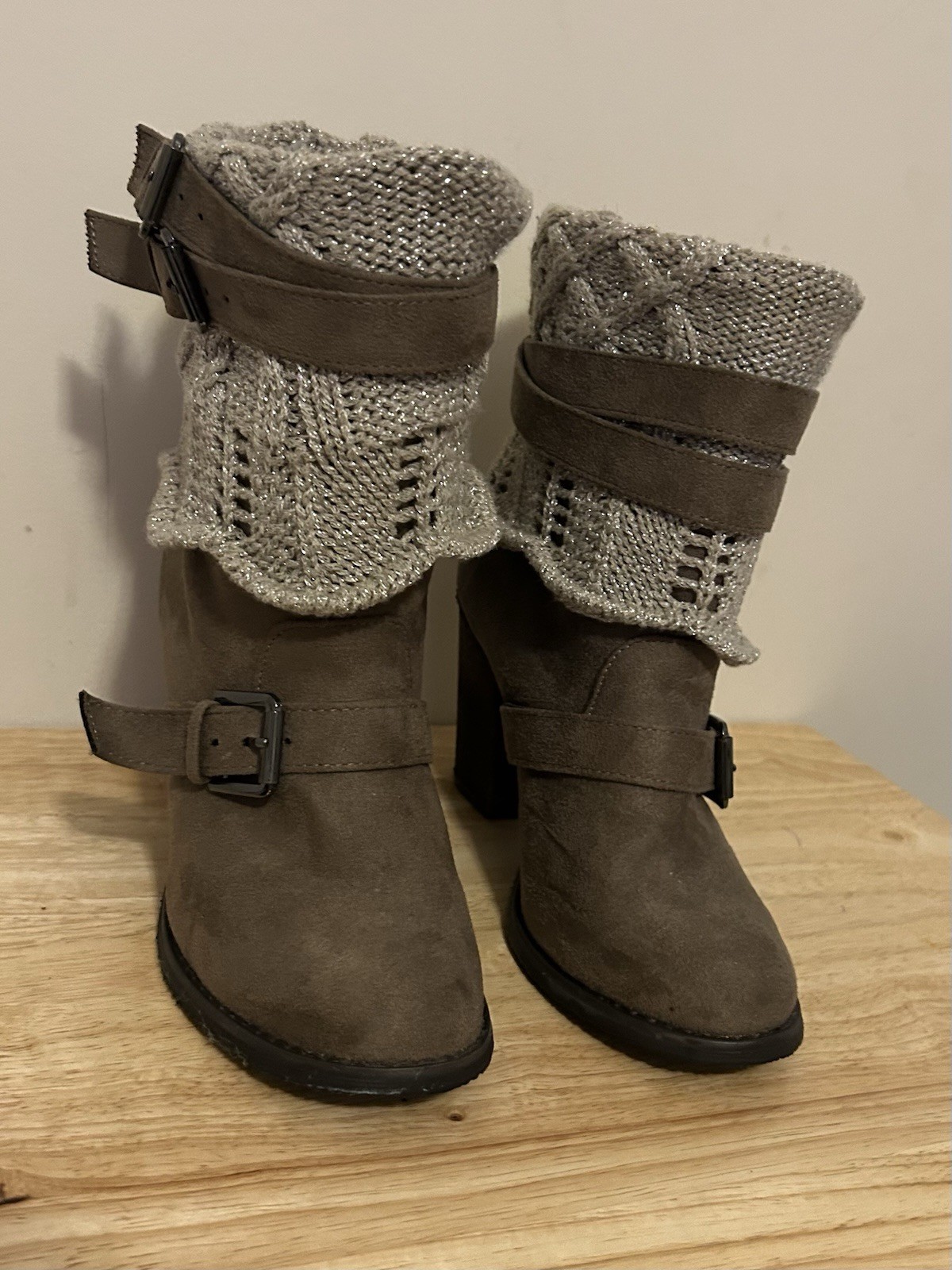 Venus Women Boots Size 8.5  Casual  Brown Fall Boot With Knitted Details