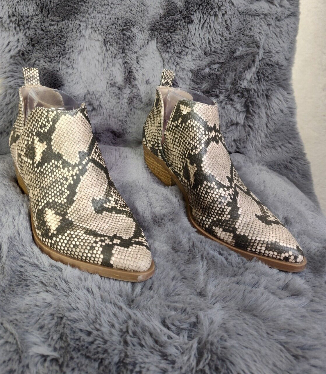 Universal Thread Women Boots 8 1/2 Cari Snake Print V-Cut Heels Ankle Bootie