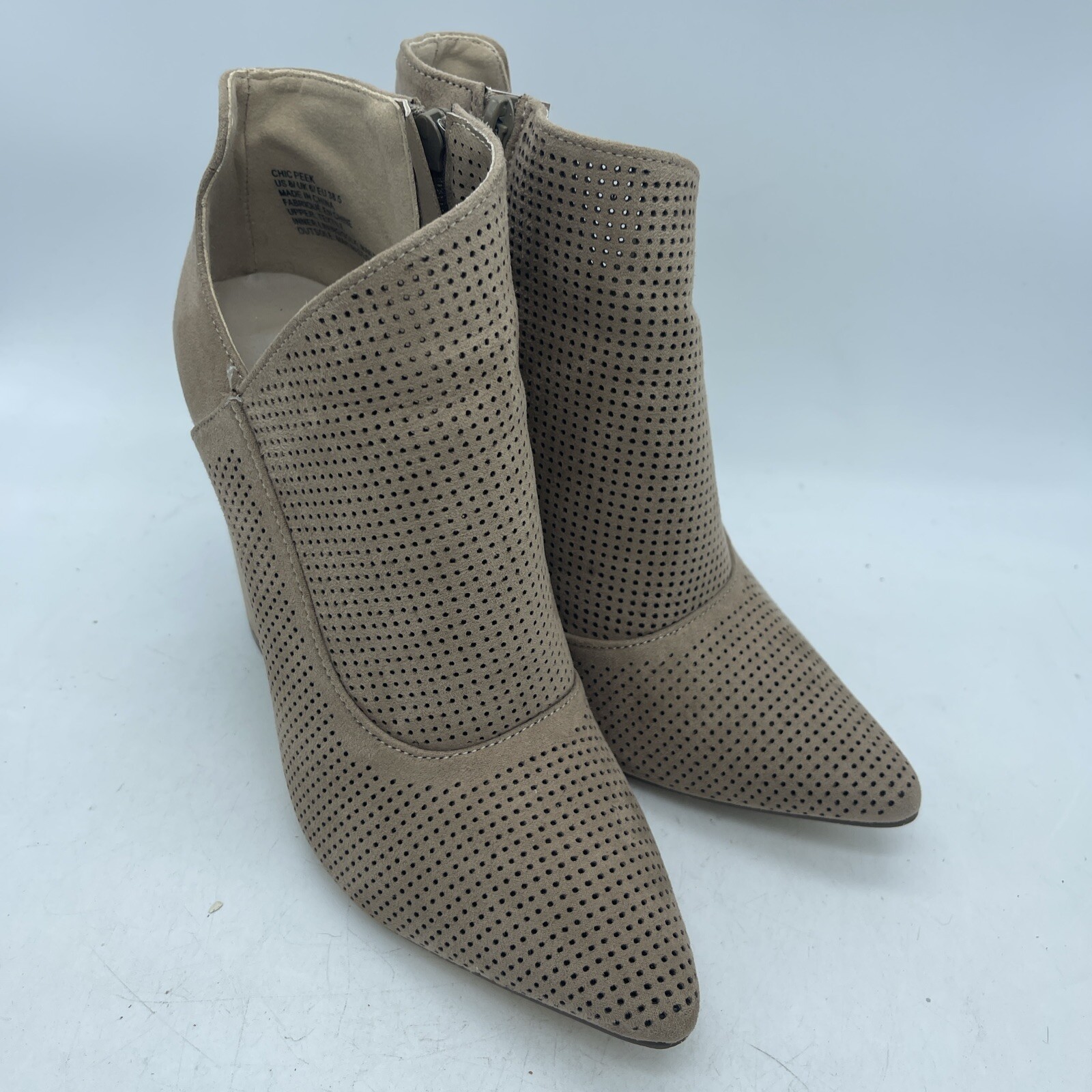 JustFab Perforated Pointy Toe Beige Chunky Heel Side Zip Booties Size 8