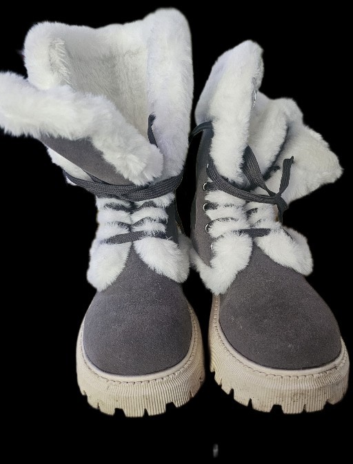 women boots size 6 Platform soft and furry inside lace up
