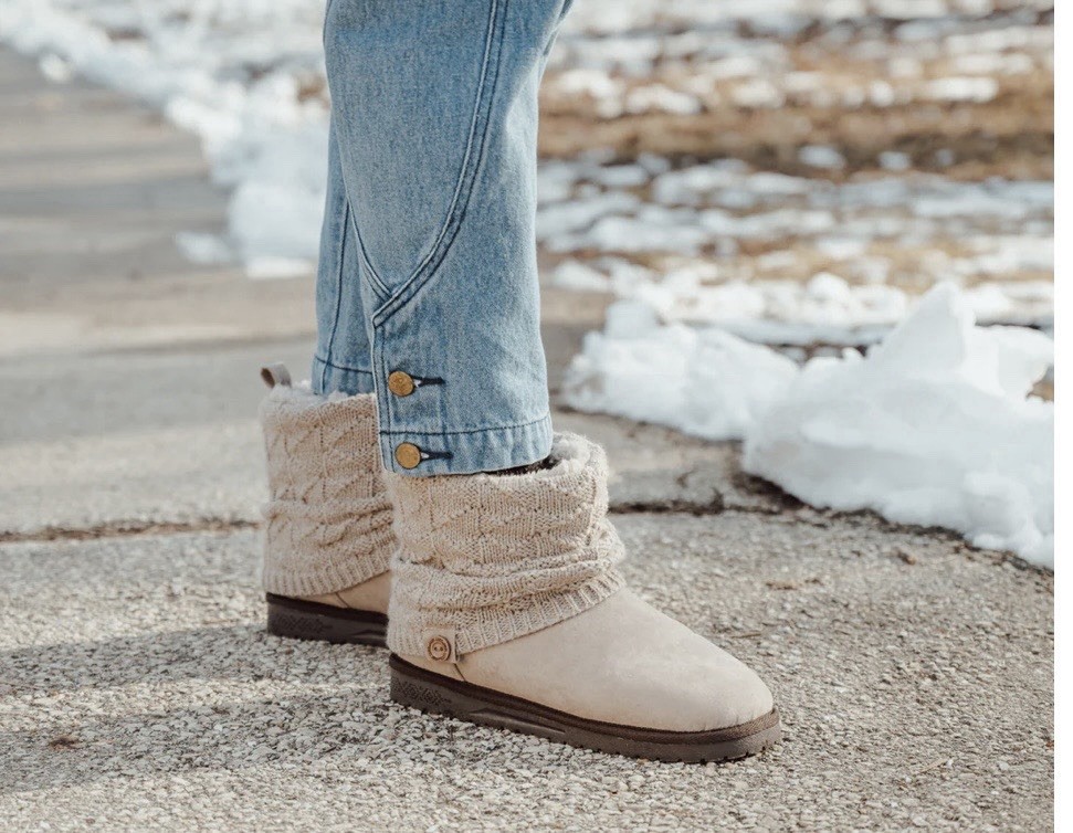 Muk Luks Essentials Women Boots 6W Beige Knit Winter Suede Water Resistant Cozy