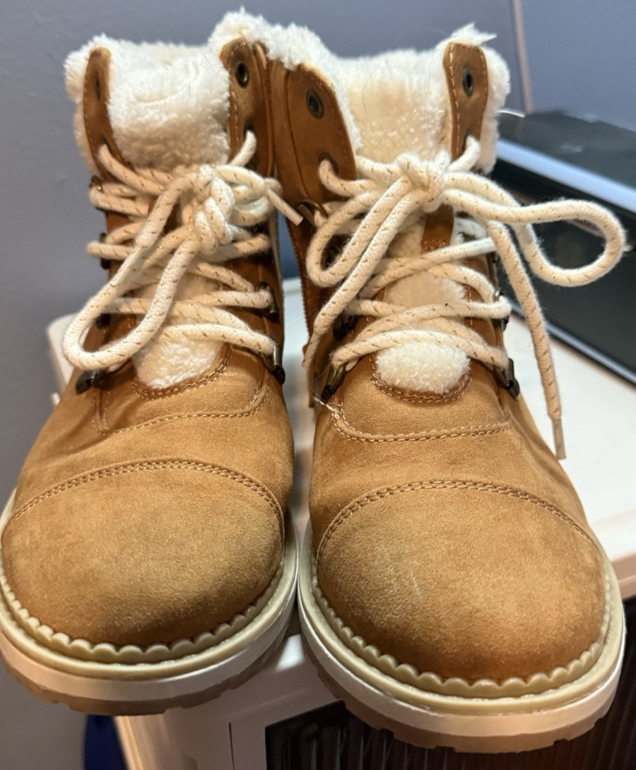 Cat & Jack Girls Winter Boots Size 5 Cognac Brown Sherpa Trim EUC