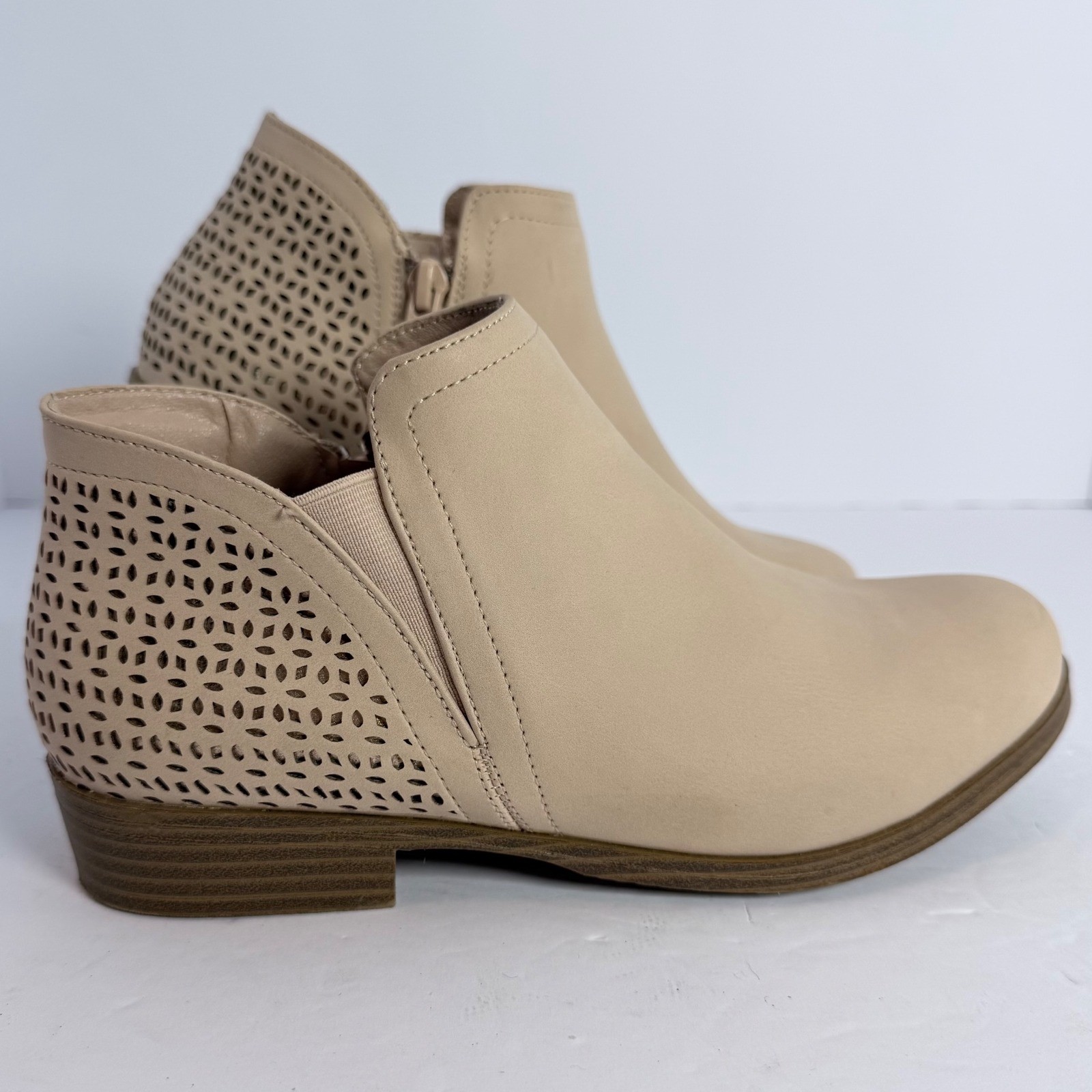 Evsie Girls Ankle Boots Sz 3 kids Girls Beige Laser Cut Detail Side Zip Closure