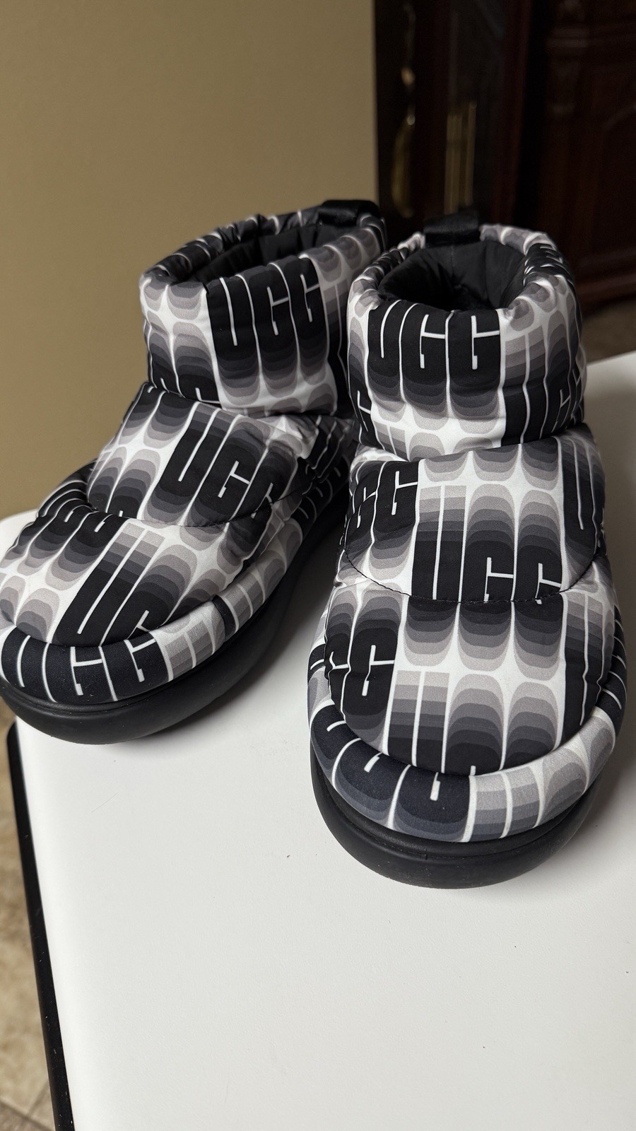 UGG CLASSIC MAXI  WAVELENGTH MINI WOMEN BOOTS BLACK /WHITE Size 7