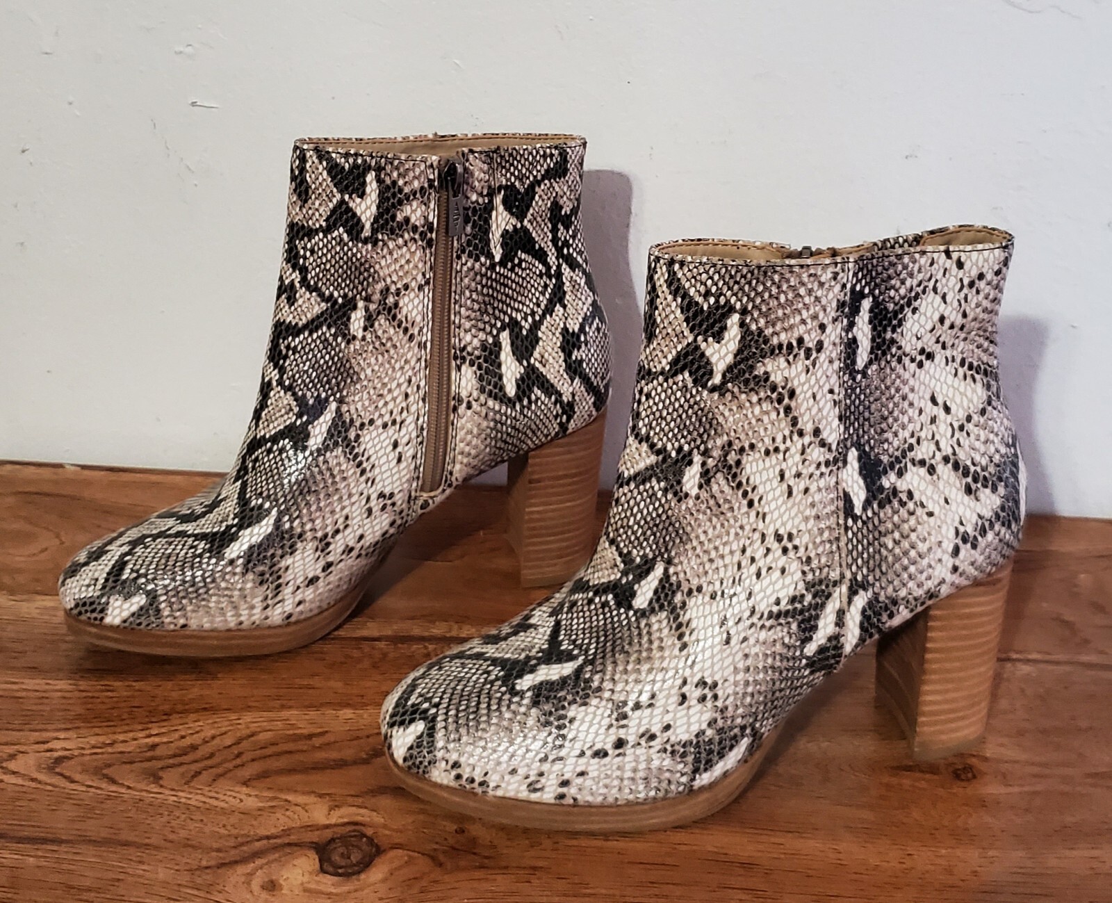 American Rag Women Boots Style Hayes Genuine Leather Size 8 (M) Side Zipper