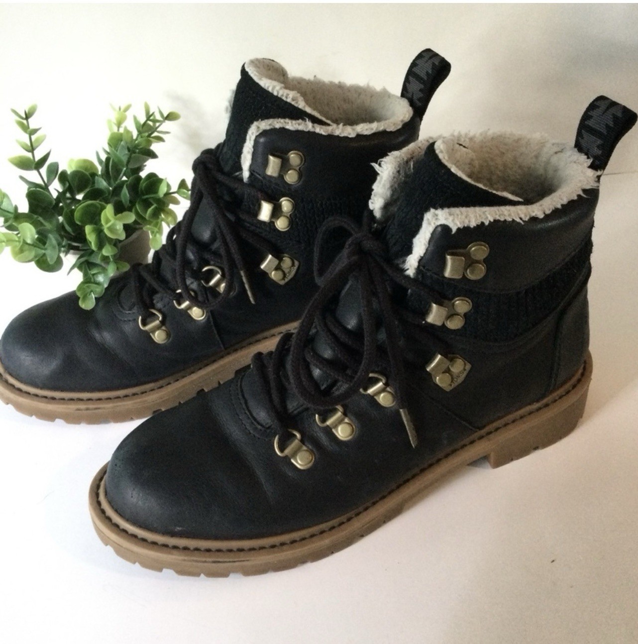 Tom’s Women’s Black Leather Warm Chic Fashion Ankle Boots Brass Eyelets Size 8