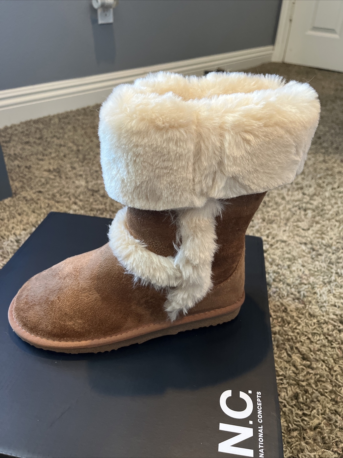 I NC Girls Boots With chestnut. NIB.. size 3