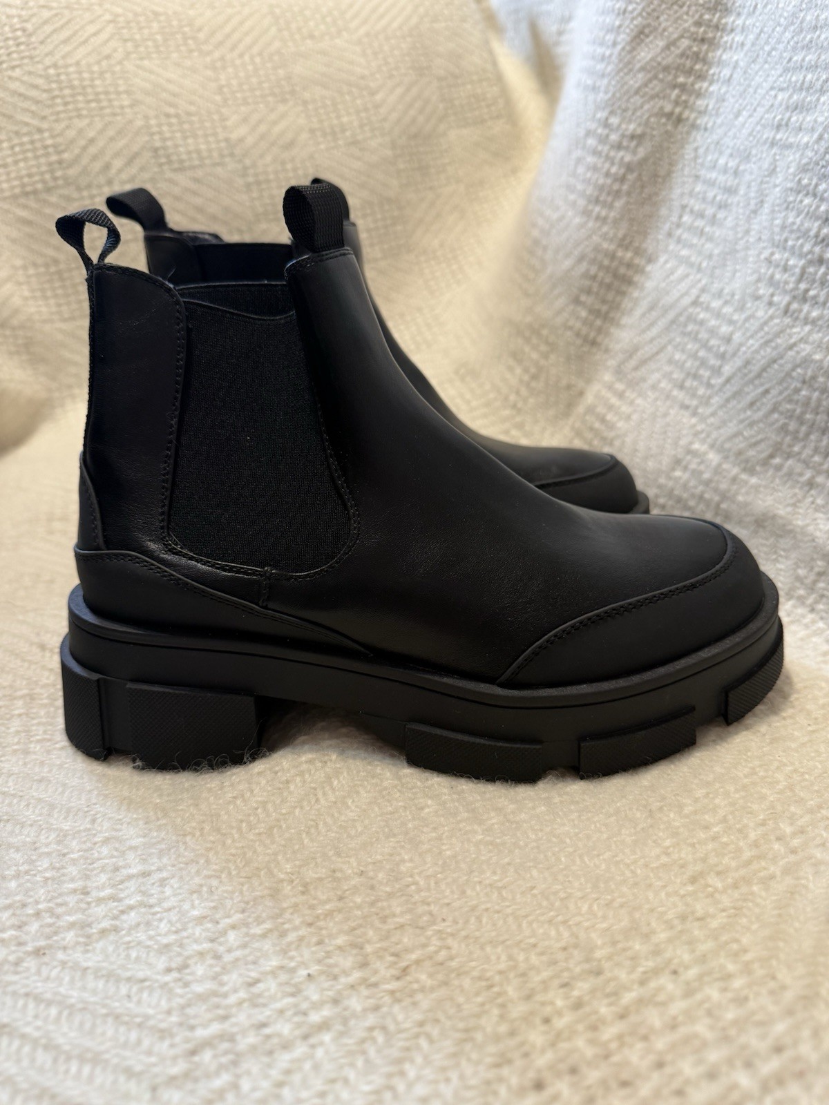 Women’s Black Chelsea Boots Eliza Size 7M Chunky Lug Sole Ankle Boots 302757