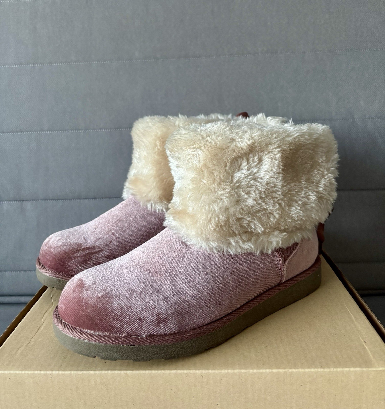 Arizona Jeans Co Kids Girls Boots Size 6 Pink Faux Fur Back Shoelace Winter