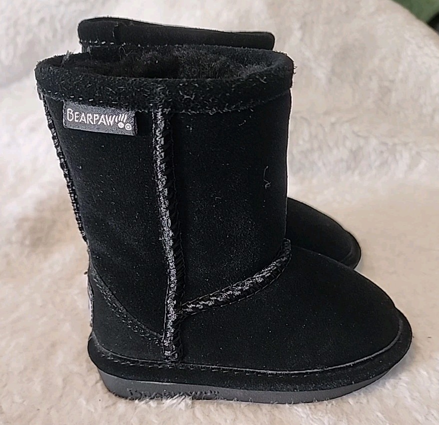 Bearpaw Short Black Suede Girls Winter Boots – Cozy & Comfortable Size 5c