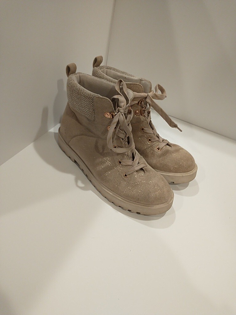 SO Girls Boots Lace Up Muscovy Rose Gold Shimmer Laces Big Girls Size 6