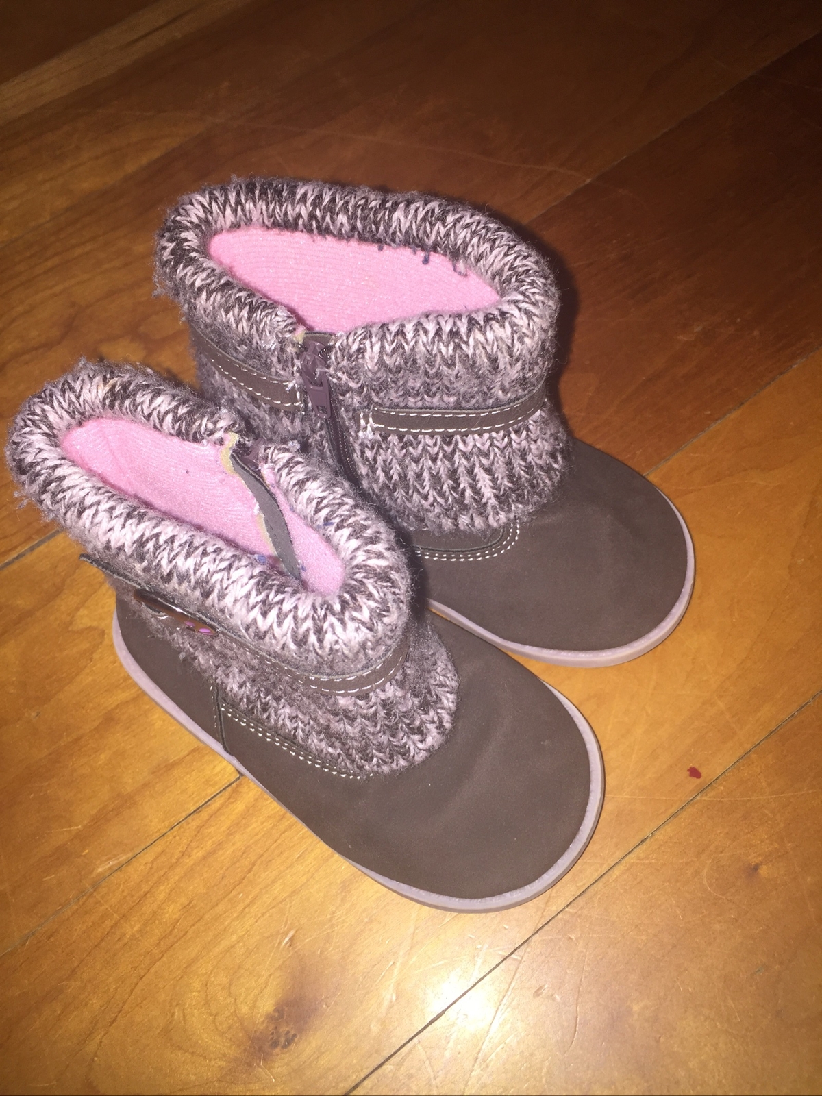 Very Cute Rugged Bear Girls Winter Boots SZ 6. Sweater Top