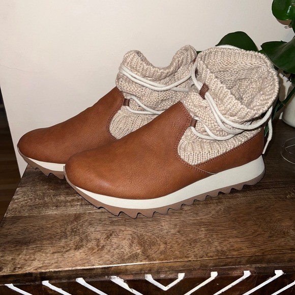 Merrell Women Winter Boots Size 10.5 Tan Knit Cuff Lace Up Lug Sole Waterproof