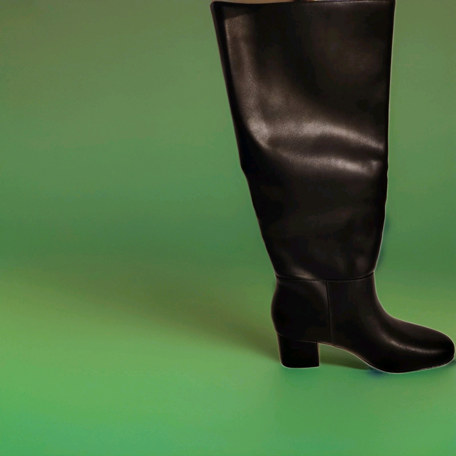 Size 8 Chunky Low-Heel Knee-High Black Women Boots with Round Toe.