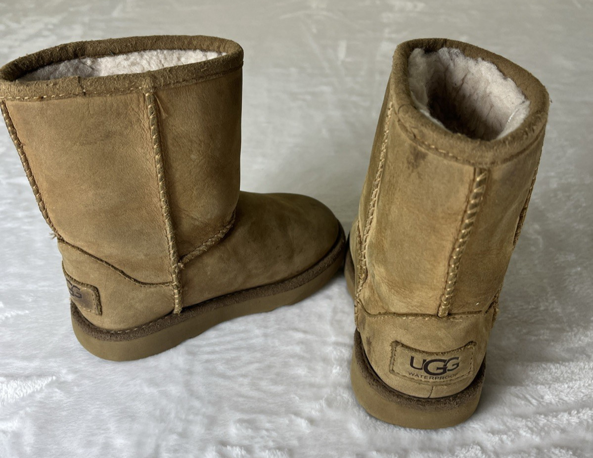UGG Classic Little Girls Boots Tan Brown Shearling Lined Size 8