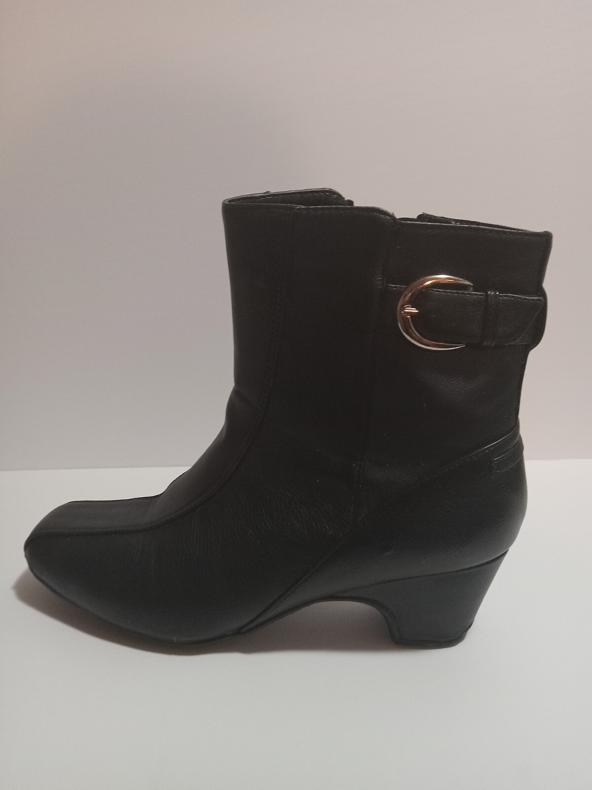 Black women boots Cato’s size 9 , 2 inch heel. In good condition.