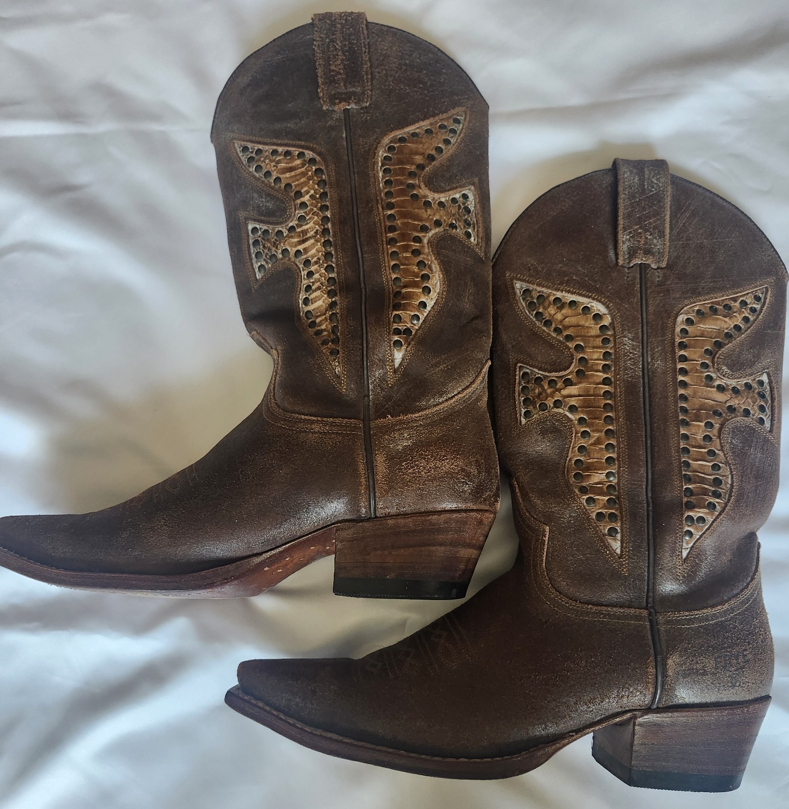 Frye Daisy Duke Women Boots. Authentic, Studded. Excellent Condition. Size 9.5 M
