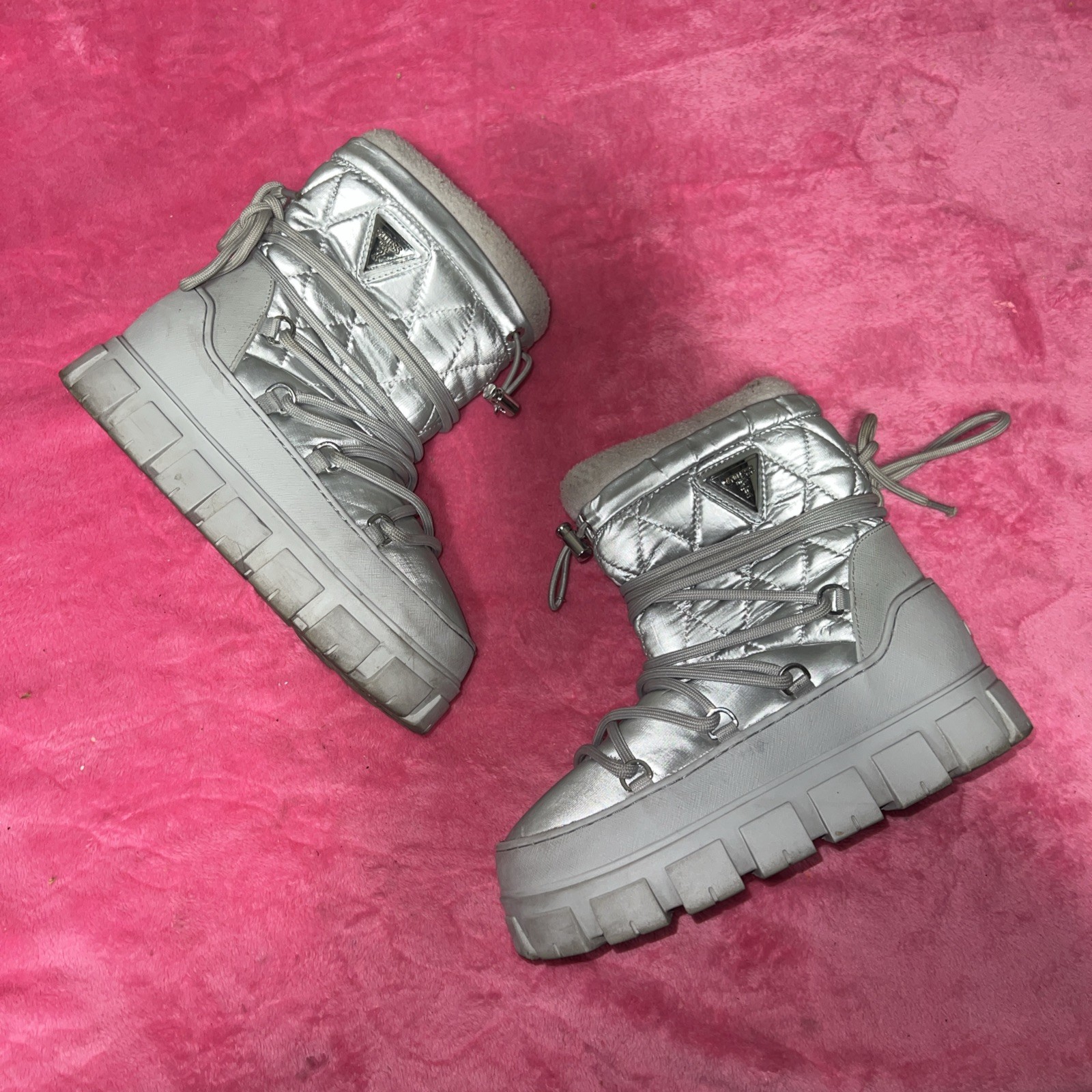 Guess Uniques Size 7 Women Winter Boots Silver Tone Faux Shearling Lining