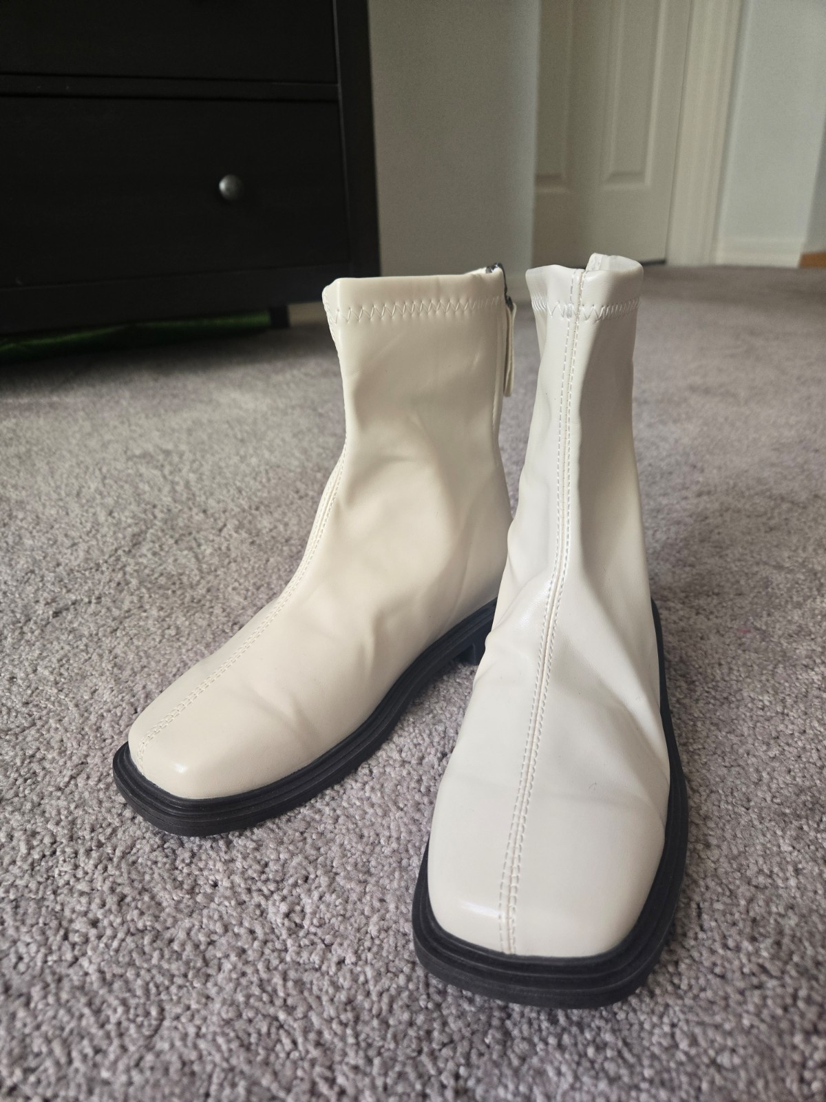 Women boots. White. Size 6.5 – 7. No brand